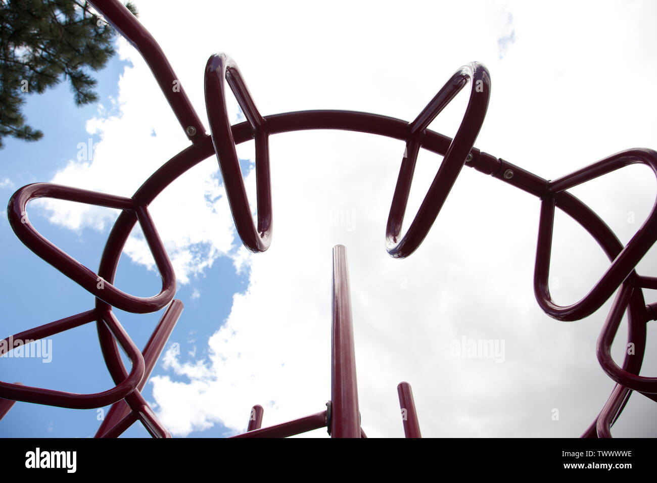 Zu rote Metall Rundstangen auf Kinder Spielplatz im Sommer Stockfoto