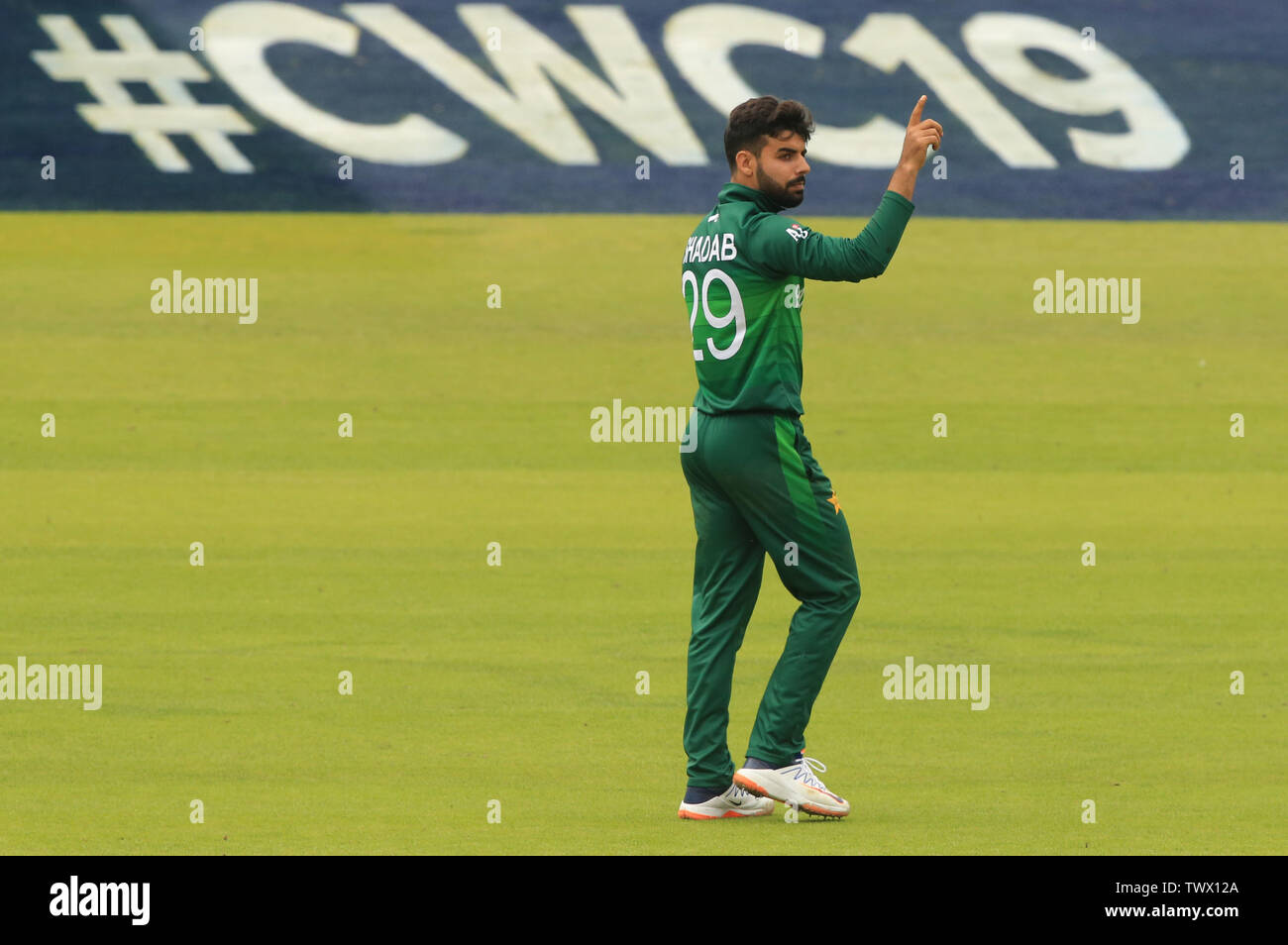 LONDON, ENGLAND. 23. JUNI 2019: Shadab Khan von Pakistan feiert die wicket von Quinton de Kock von Südafrika während des Pakistan v Südafrika, ICC Cricket World Cup Match, an den Lords in London, England. Stockfoto