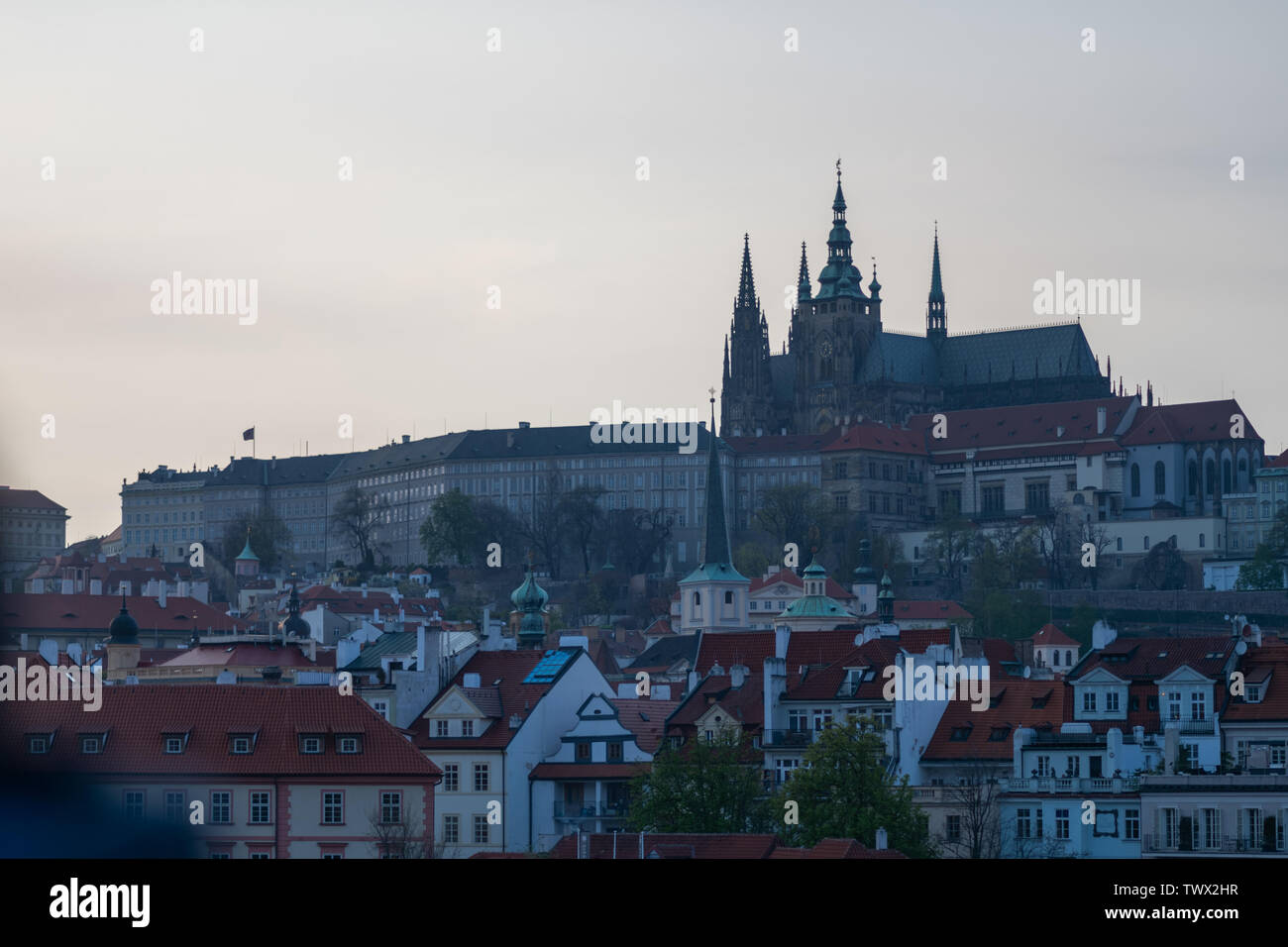 Prag, tschechische Republik - 10. APRIL 2019: Die schönen und berühmten Prager Burg bei einem niedrigen Blue Sunset Stockfoto