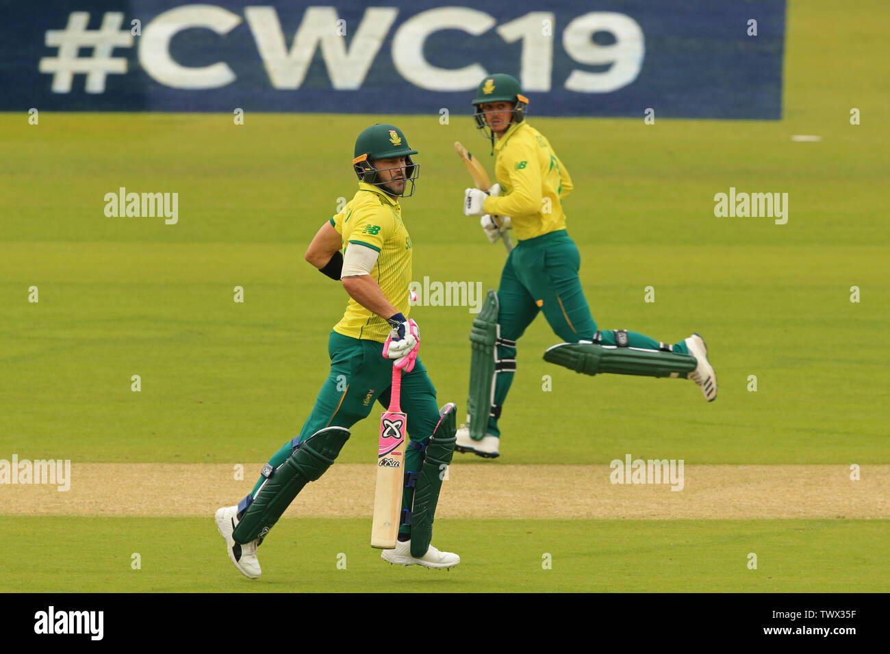 LONDON, ENGLAND. 23. JUNI 2019: Faf du Plessis und Quinton de Kock von Südafrika einen einzigen während der Pakistan v Südafrika, ICC Cricket World Cup Match, an den Lords in London, England. Stockfoto