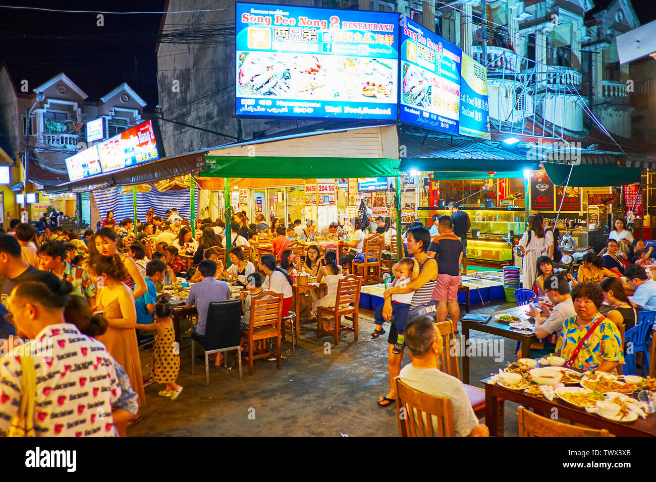 PATONG BEACH, THAILAND - 1. Mai 2019: Die überfüllten Food Court der Abend Resort, Menschen Thai Food von lokalen Restaurants im Freien, Tischen und Stühlen occup genießen Stockfoto
