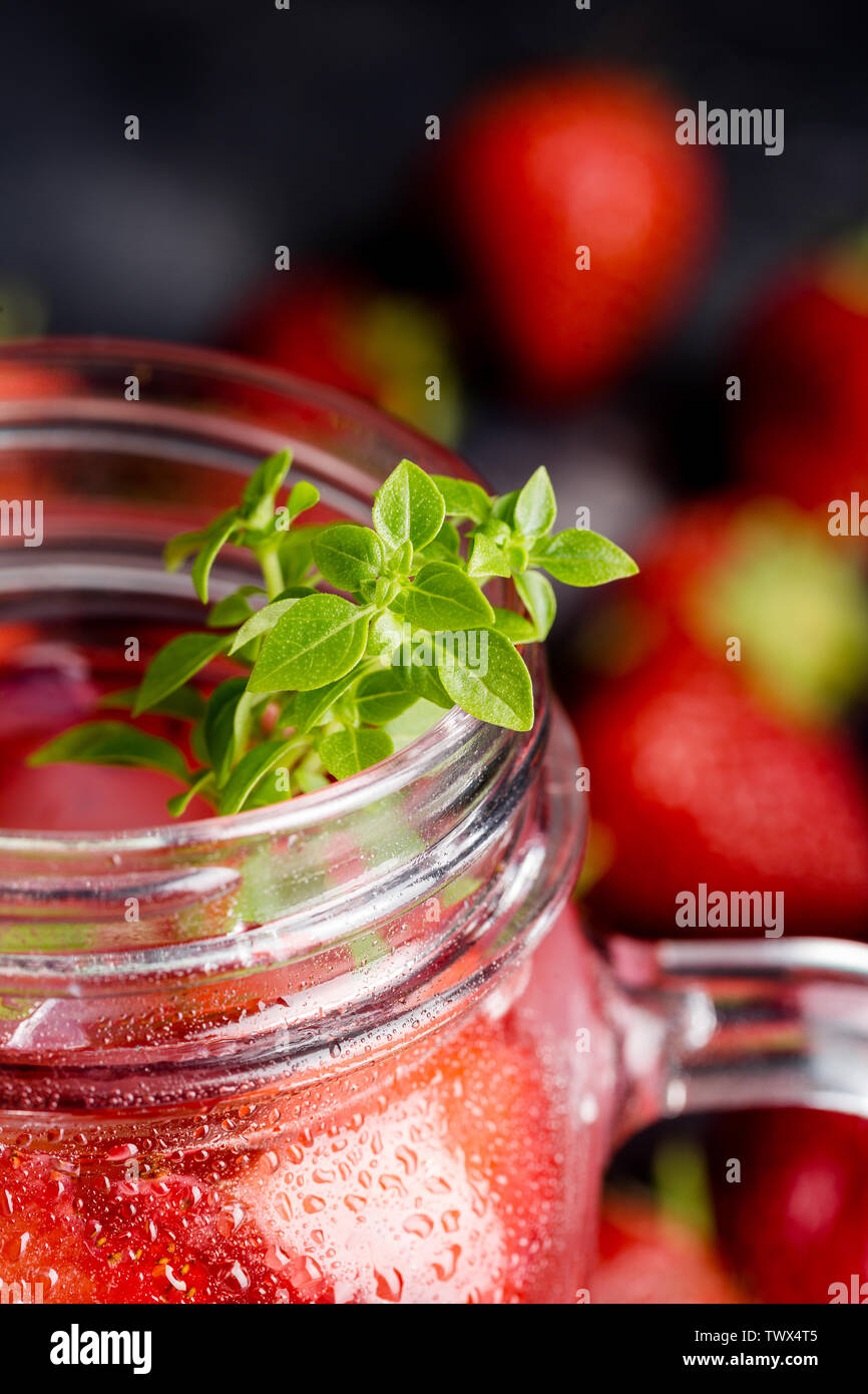 Basilikum auf Glas mit Erdbeere Getränke mit Beeren um. Konzept der Sommer Hintergrund Stockfoto