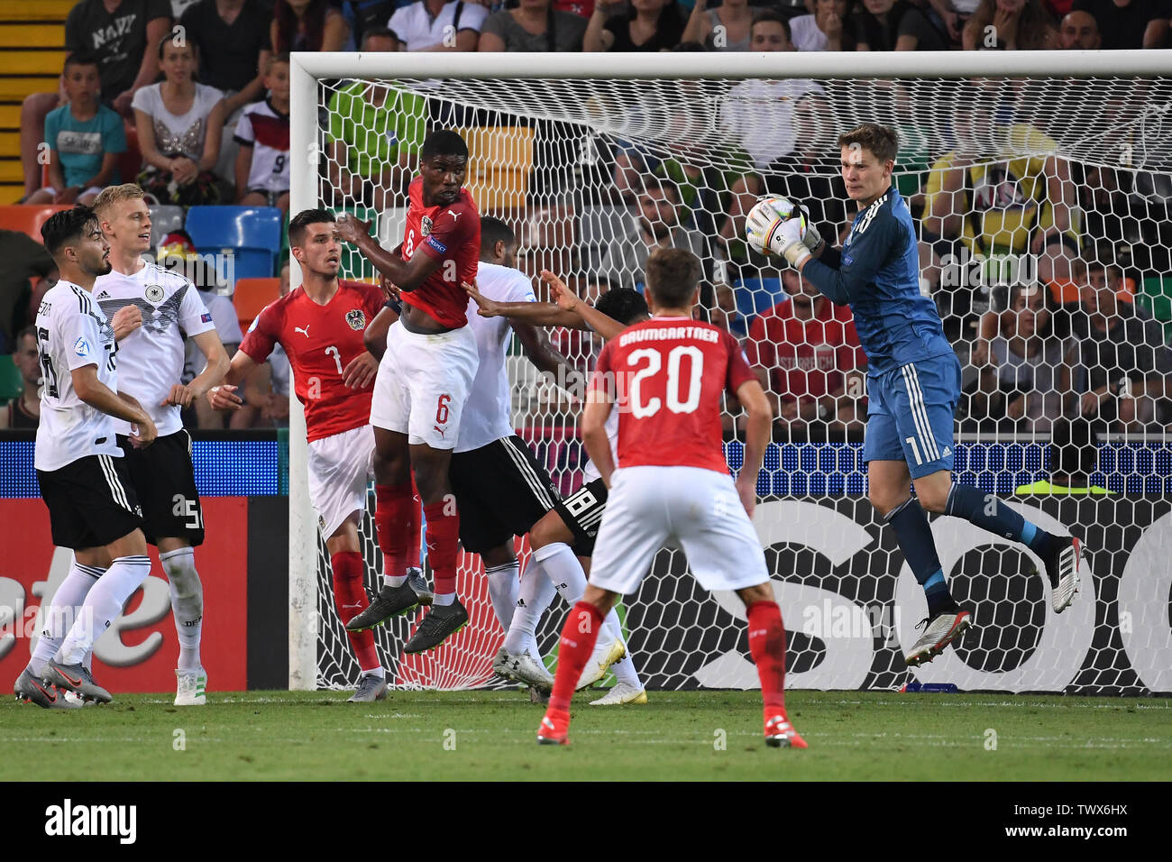 Udine, Italien. 23. Juni 2019. Parade Torwart Alexander zu Nuebel (r/Deutschland). GES/Fußball/U 21 Euro: Österreich - Deutschland, 23.06.2019 Fußball: Euro Unter 21: Österreich vs Deutschland, Udine, Juni 23, 2019 | Verwendung der weltweiten Kredit: dpa/Alamy leben Nachrichten Stockfoto