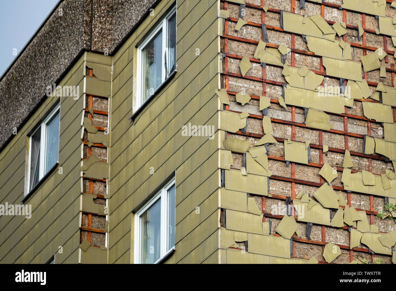 Hagel Schäden an asbestic Verkleidung von einem älteren Haus Stockfoto