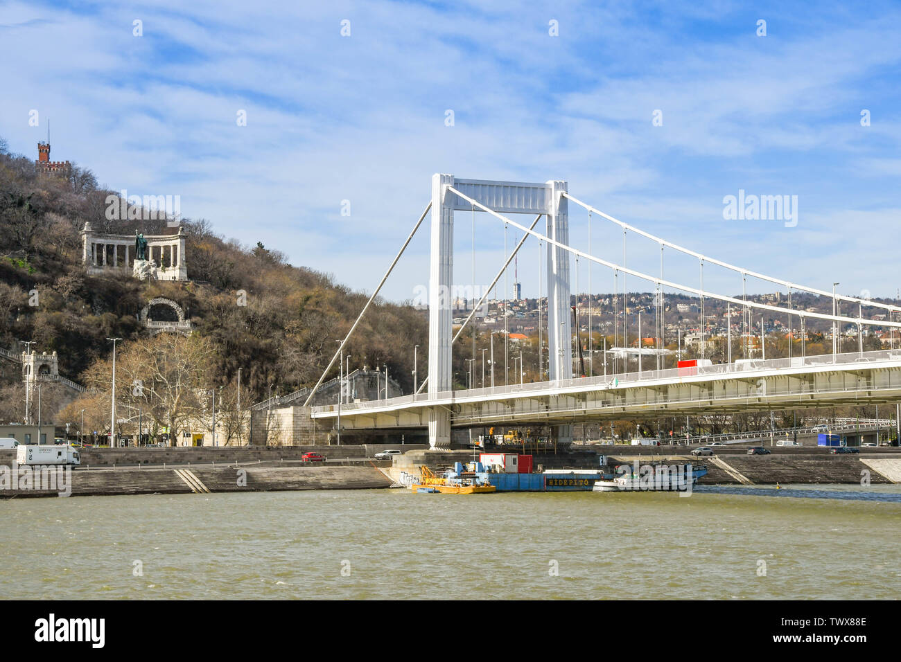 BUDAPEST, Ungarn - März 2018: Der Elisabeth Brücke über die Donau in Budapest City Center. Es ist eine Hängebrücke mit einer großen Straße Stockfoto