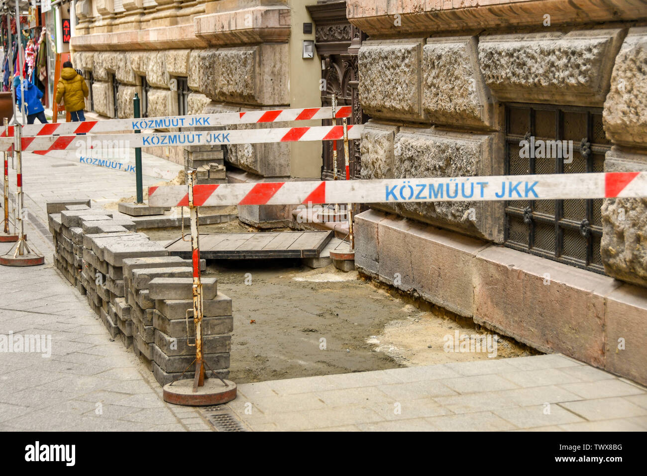 BUDAPEST, Ungarn - März 2018: Barrieren um Straße Verbesserungsarbeiten zu ersetzen Pflastersteine. Stockfoto