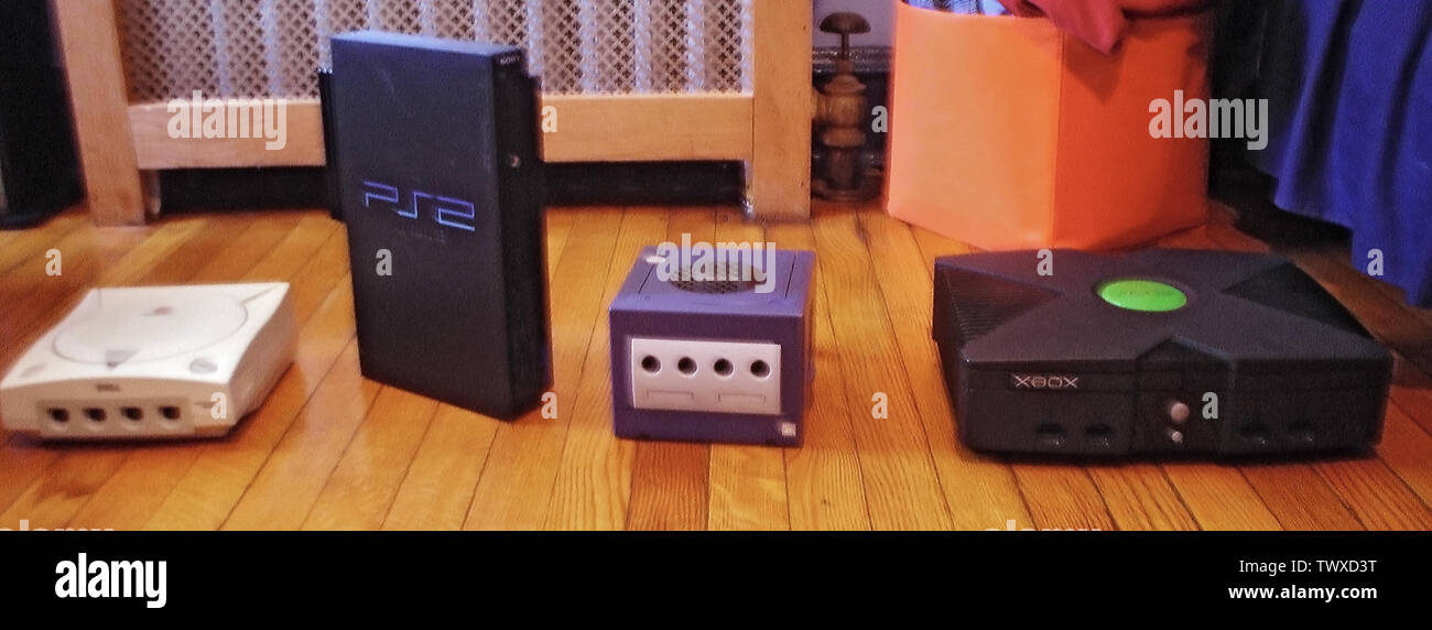 Videospielkonsolen der sechsten Generation (von links nach rechts, Dreamcast, PlayStation 2, Nintendo GameCube, Xbox); 30. März 2008; Selbstfotografiert; Fotografiert von SEGA3DMM; Stockfoto