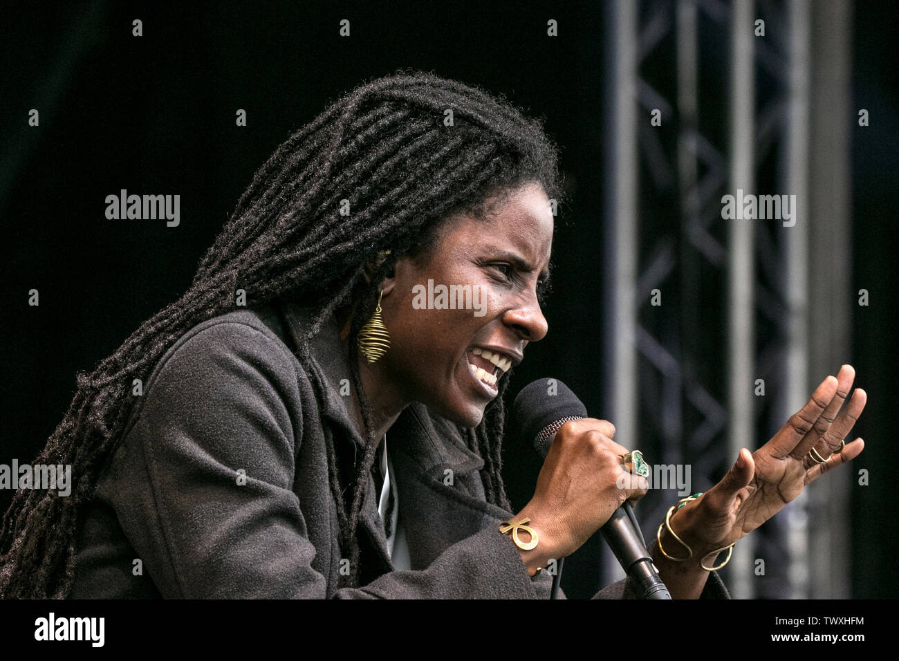 Liverpool, Merseyside, UK. 23. Juni 2019. Afrika Oye Music Festival. Jah 9 und der Dub Behandlung führt bei den fantastischen Afrika Oyé Festival in Liverpool; s Sefton Park. Großbritanniens größte Feier der afrikanischen Musik und Kultur, findet jährlich in Liverpool. Anfang 1992 als eine Reihe von kleinen Auftritten im Zentrum der Stadt, in der die Veranstaltung hat, zu seiner heutigen Sefton Park Umzug im Jahr 2002, um den Bedarf zu decken. Credit: cernan Elias/Alamy leben Nachrichten Stockfoto