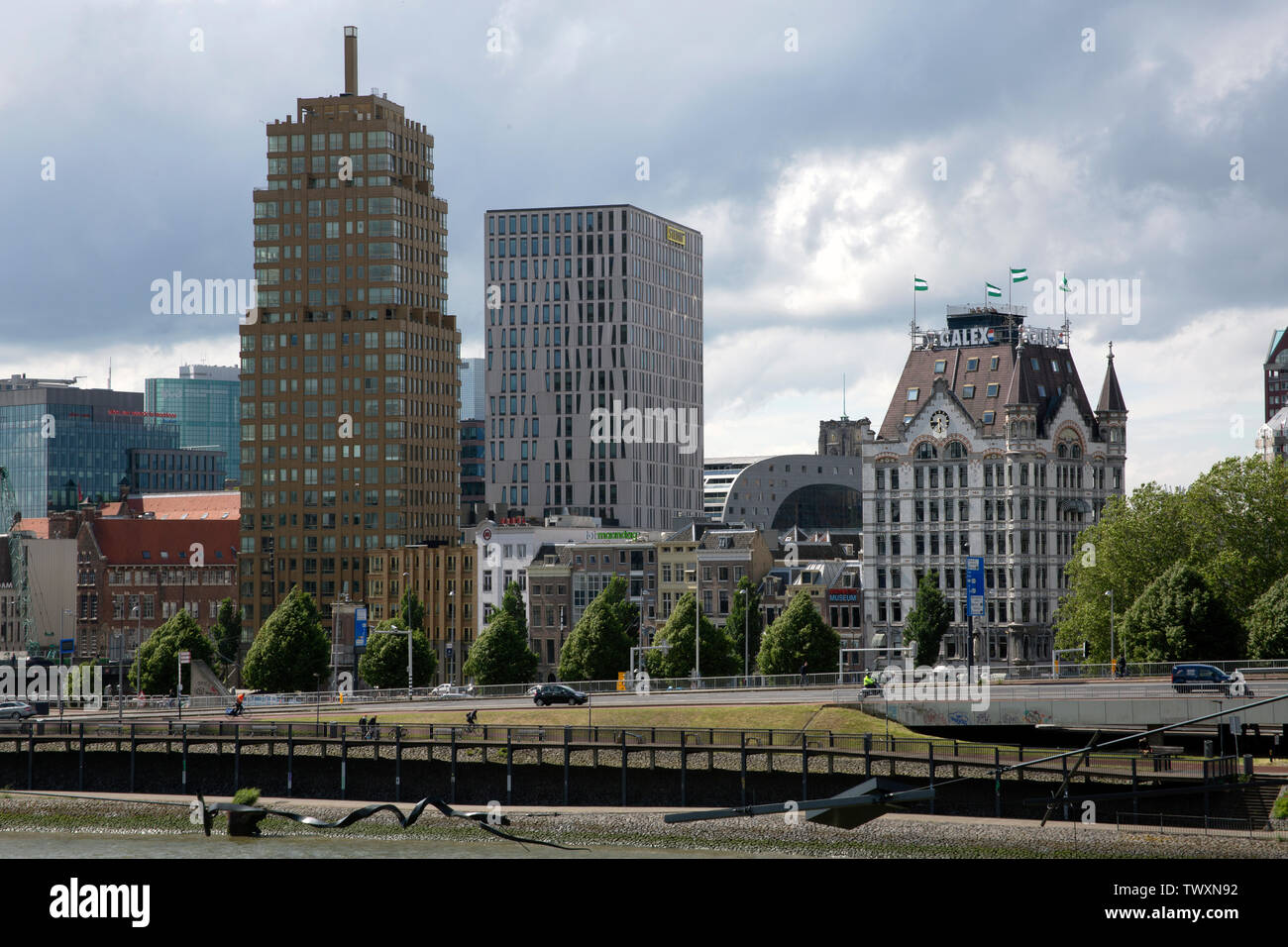 Der Rotterdamer Hafen mit dem Weißen Haus oder Witte Huis in Rotterdam, Niederlande Stockfoto