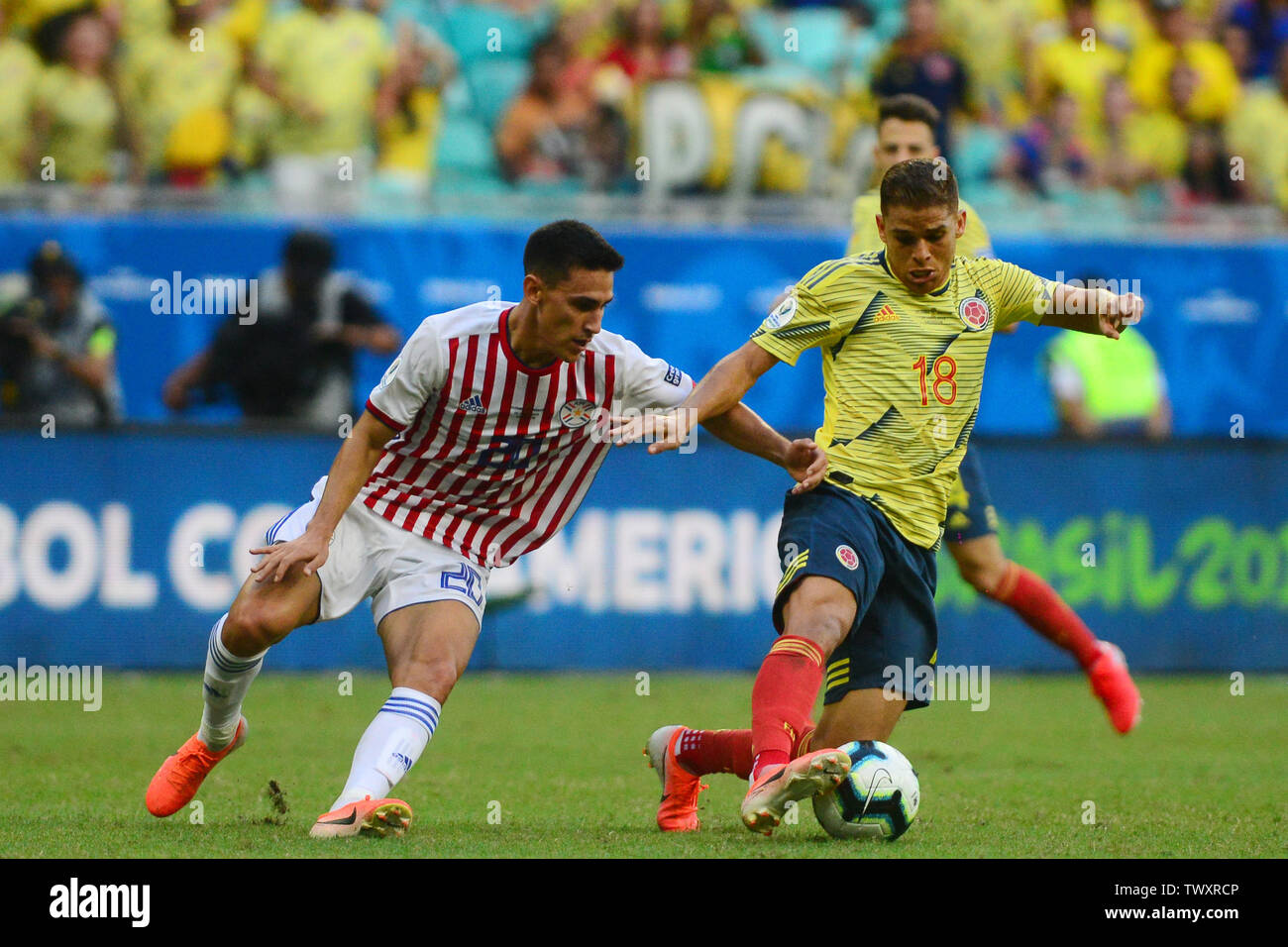 Salvador, Brasilien. 23. Juni 2019, Itaipava Arena Fonte Nova, Salvador, Bahia, Brasilien; Copa America im internationalen Fußball, Kolumbien und Paraguay; Gustavo Cullar von Kolumbien wendet sich von der Herausforderung von Matias Rojas von Paraguay Credit: Aktion Plus Sport Bilder/Alamy leben Nachrichten Stockfoto