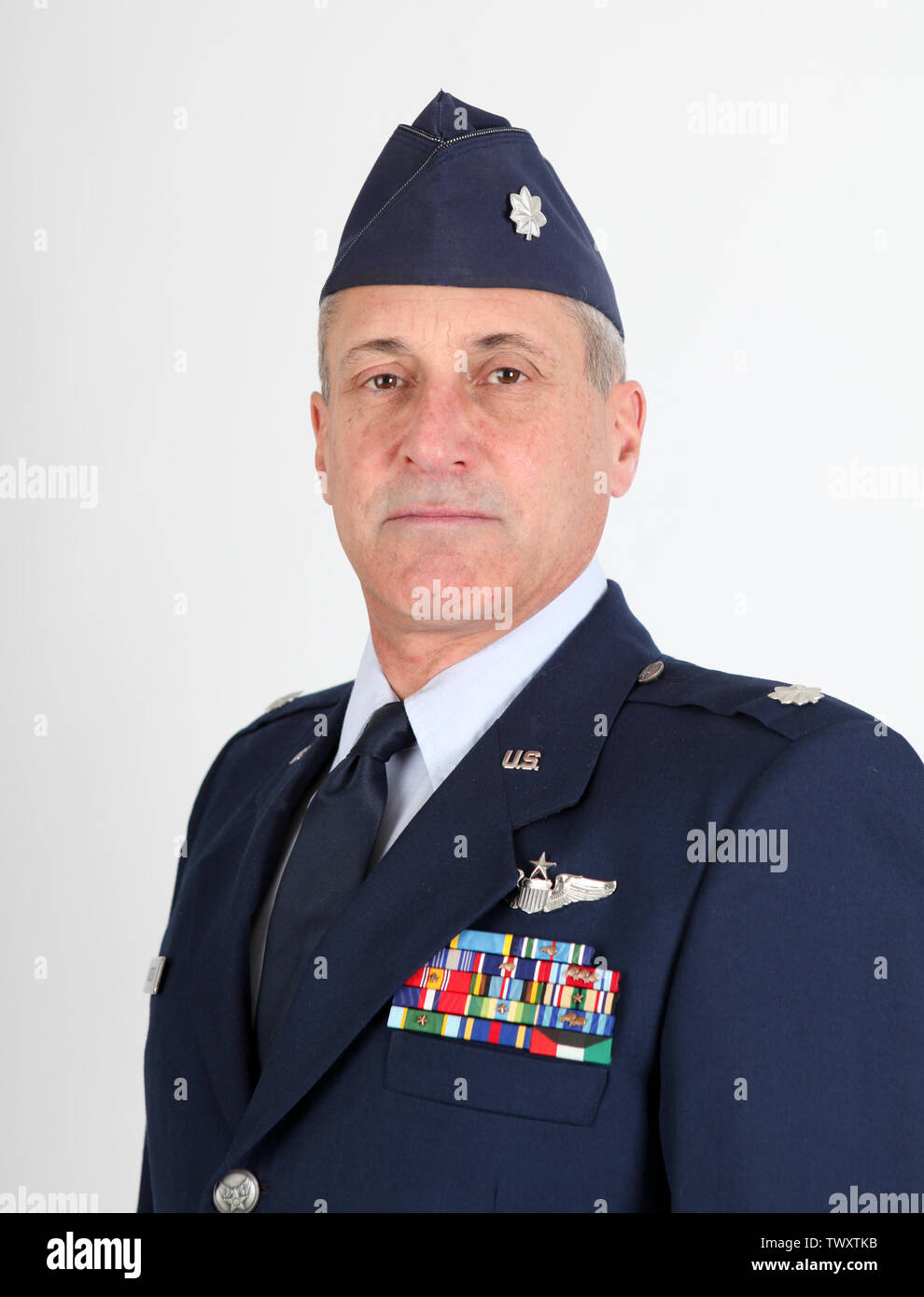 Ein männlicher Lieutenant Colonel der US Air Force stellt in seiner Uniform mit seine Medaillen. Stockfoto