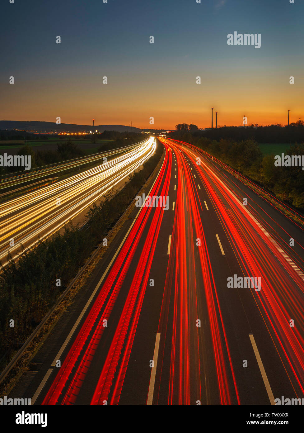 Leichte Wege auf dem Highway zur blauen Stunde Stockfoto