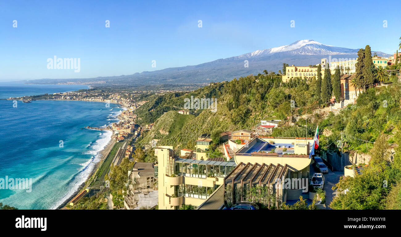 Taormina, Sizilien, Italien - 17. März 2018: Landschaft Blick auf Taormina, das Meer und den Vulkan Ätna Stockfoto