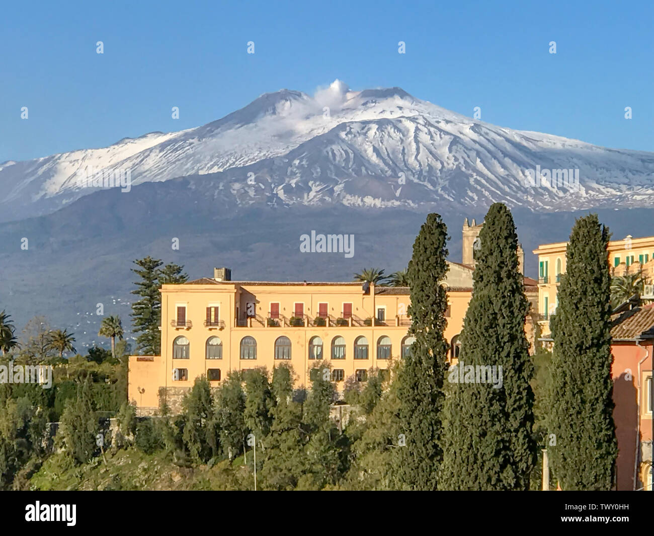 Taormina, Sizilien, Italien - 17. März 2018: Landschaft Blick auf Taormina, das Meer und den Vulkan Ätna Stockfoto