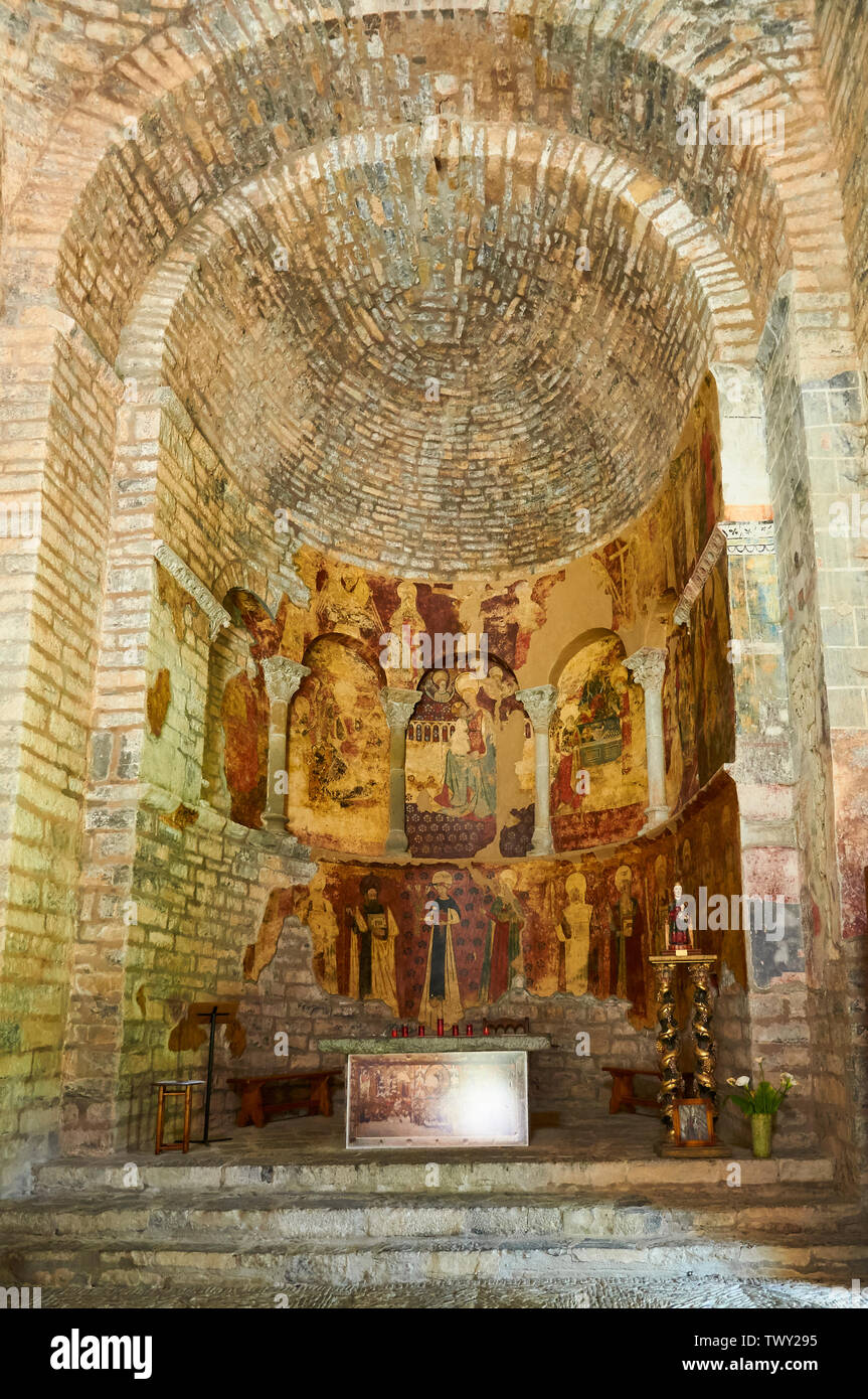 Apsis, Altar und Wandmalereien der XI. Jahrhundert romanischen Kirche Santa María de Iguácel (Larrosa, Garcipollera, Huesca, Aragon, Pyrenäen, Spanien) Stockfoto