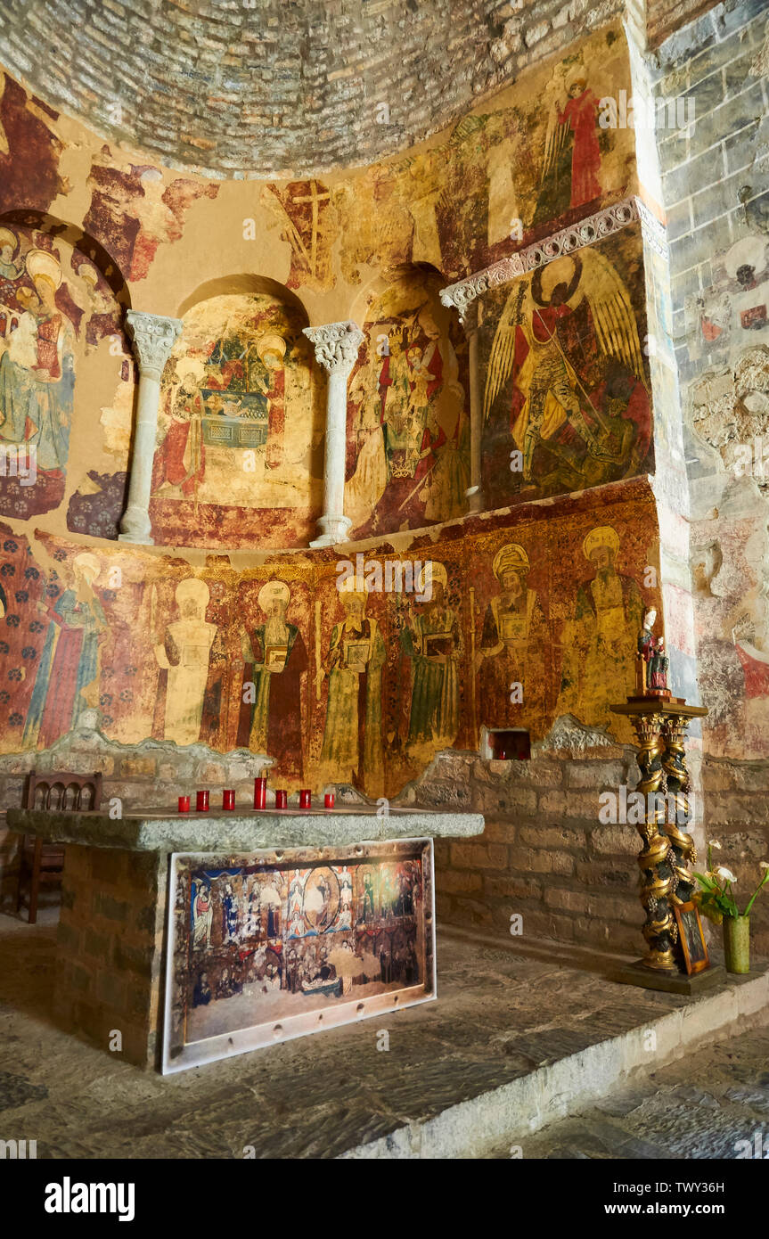 Altar, Wandmalereien und Jungfrau Skulptur des XI Jahrhunderts romanischen Kirche Santa María de Iguácel (Larrosa, Garcipollera, Huesca, Aragón, Spanien) Stockfoto