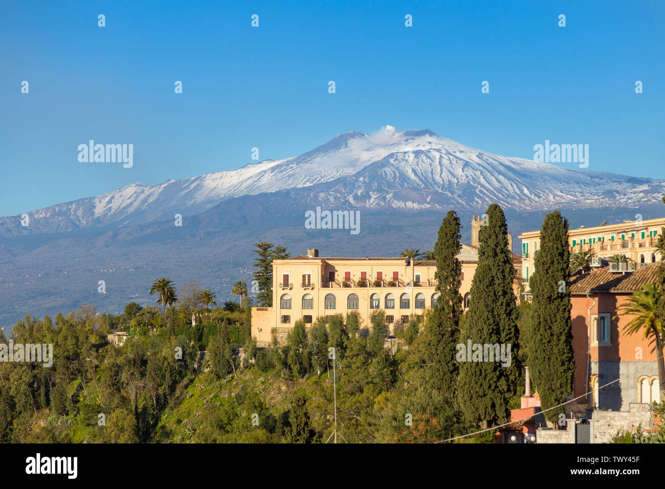 Taormina, Sizilien, Italien - 17. März 2018: Landschaft Blick auf Taormina, das Meer und den Vulkan Ätna Stockfoto