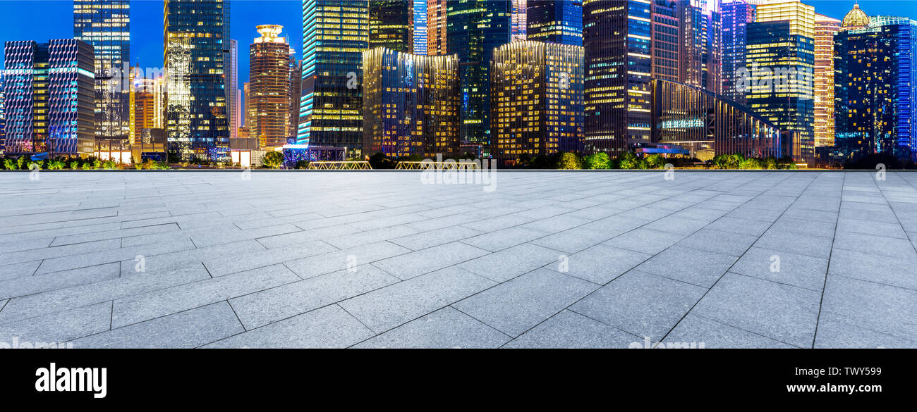 Leeres quadrat Stock und modernes Bürogebäude in der Nacht in Shanghai Stockfoto