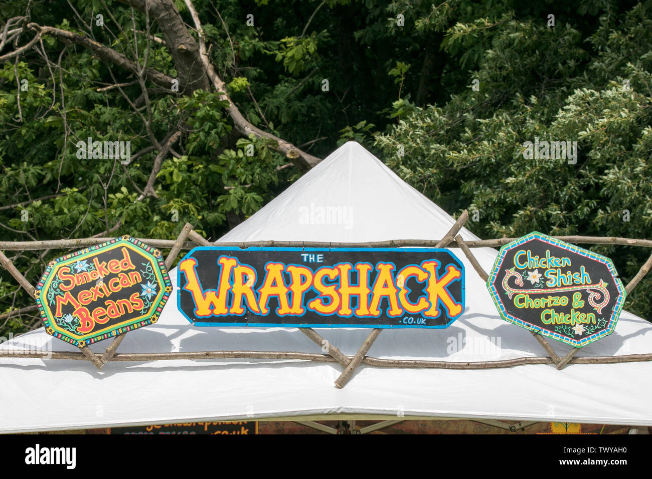 WrapShack; Chorizo & Huhn, geräuchert, mexikanische Bohnen Zeichen @ Afrika Oye, Liverpool, Großbritannien Stockfoto