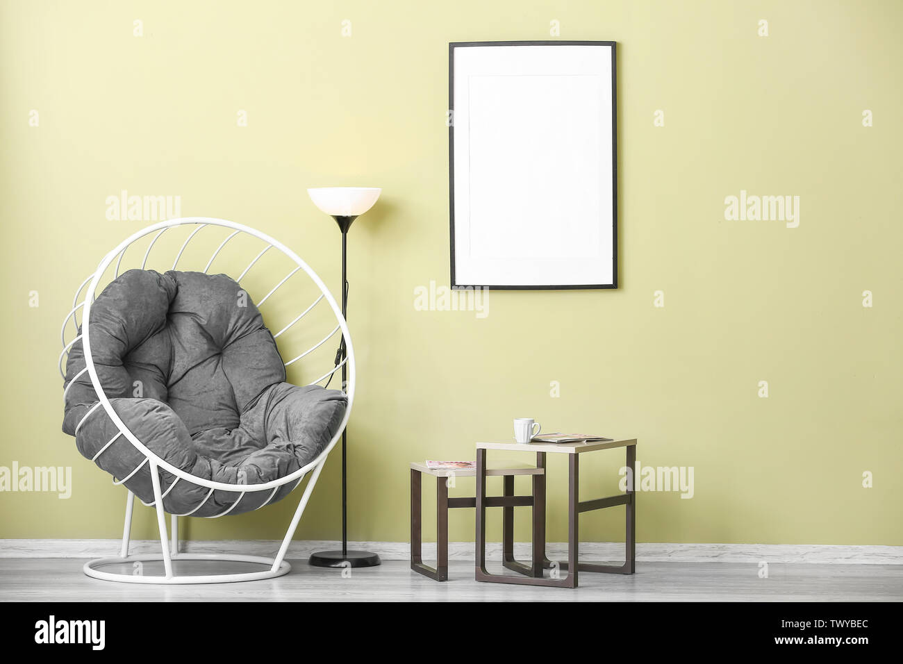 Komfortable Sessel Und Tische In Der Nahe Der Farbe Wand Stockfotografie Alamy