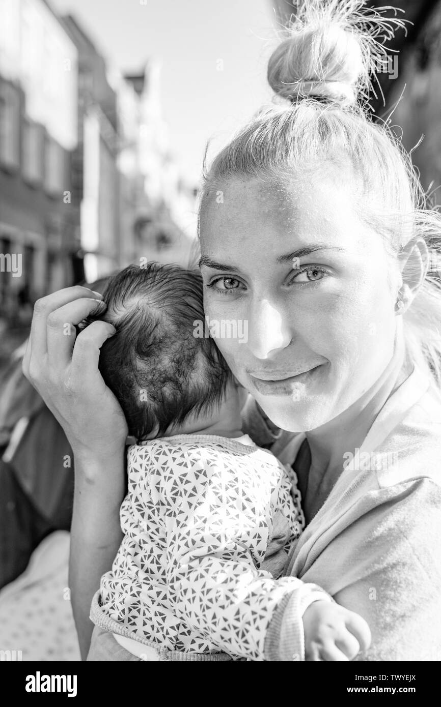 Poznan/Polen - liebevolle Mutter - rumänische Mädchen, ihr Kind zu umarmen. Altstadt. Stockfoto