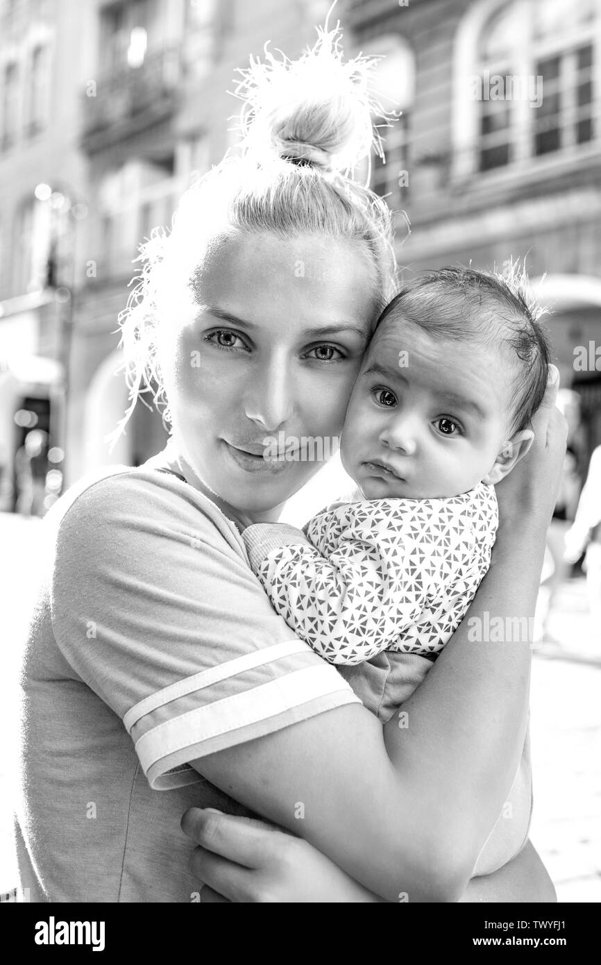 Poznan/Polen - liebevolle Mutter - rumänische Mädchen, ihr Kind zu umarmen. Altstadt. Stockfoto