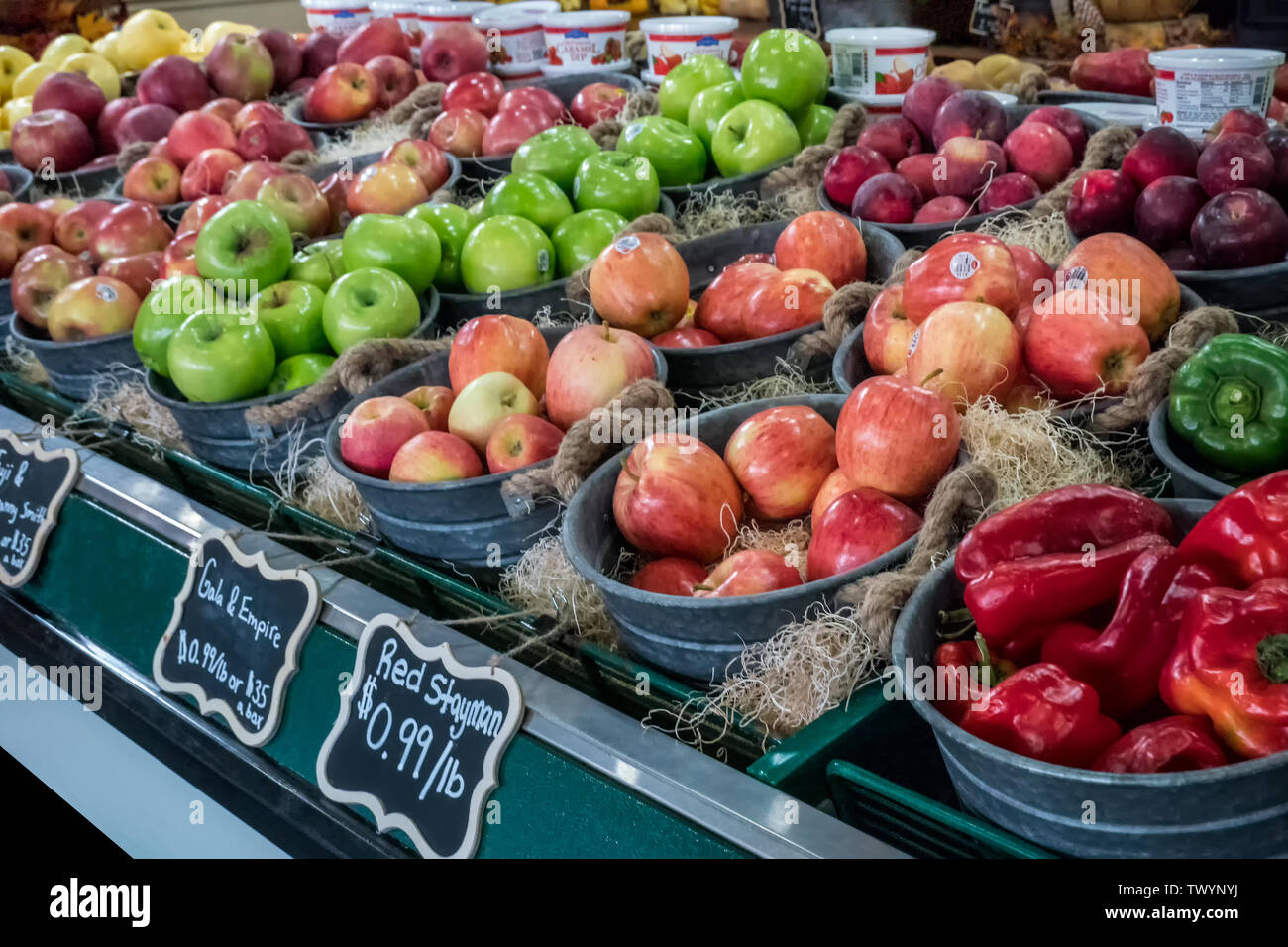 Moses Lake, Washington, USA. Kühlvitrine von frisch geernteten lokal angebauten Äpfel zum Verkauf an einer produzieren. Stockfoto