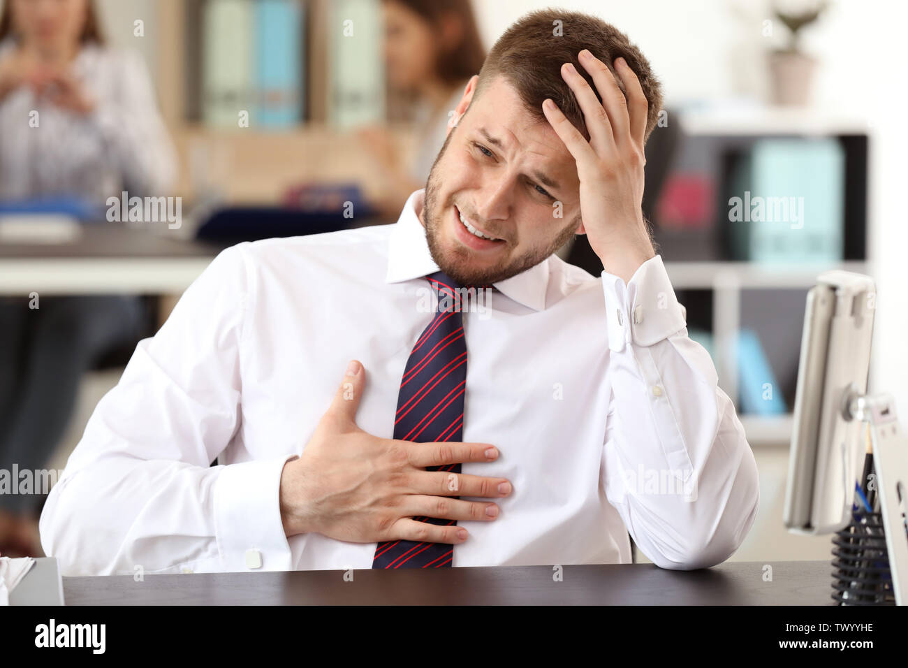 Geschäftsmann in Panik im Büro Stockfoto