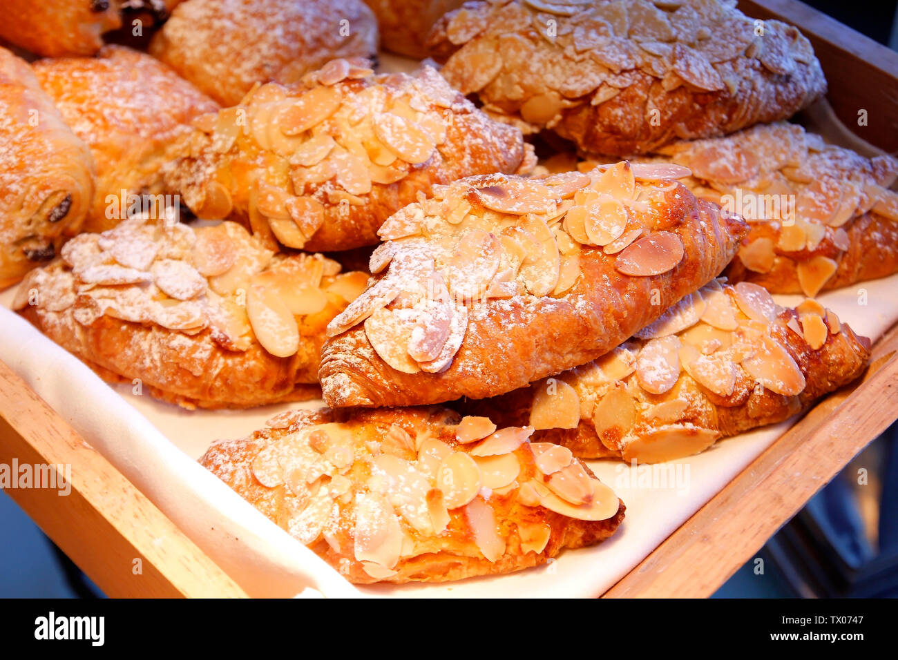 Stapel der Mandel croissant Brot auf Buffet Stockfoto