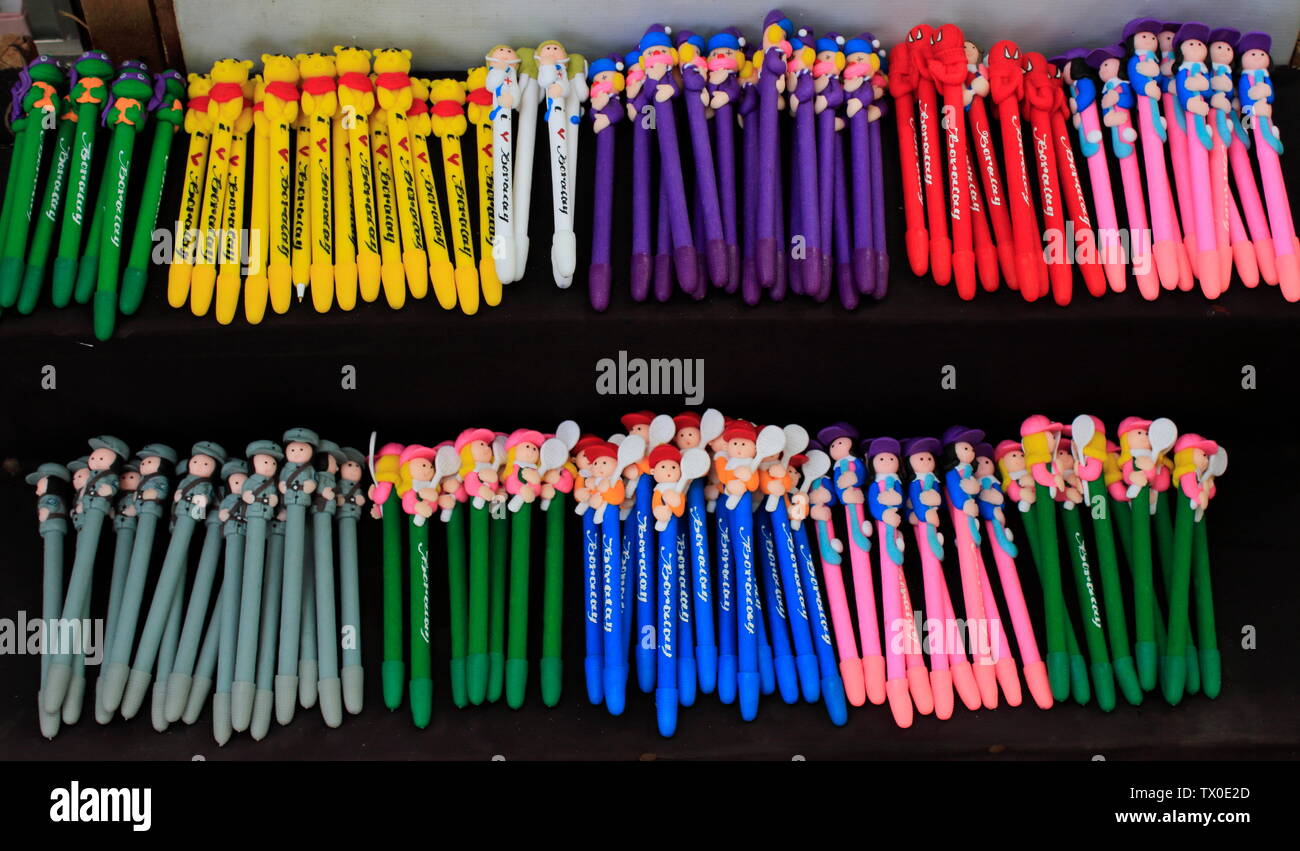 Farbige Stifte zum Verkauf Stockfoto