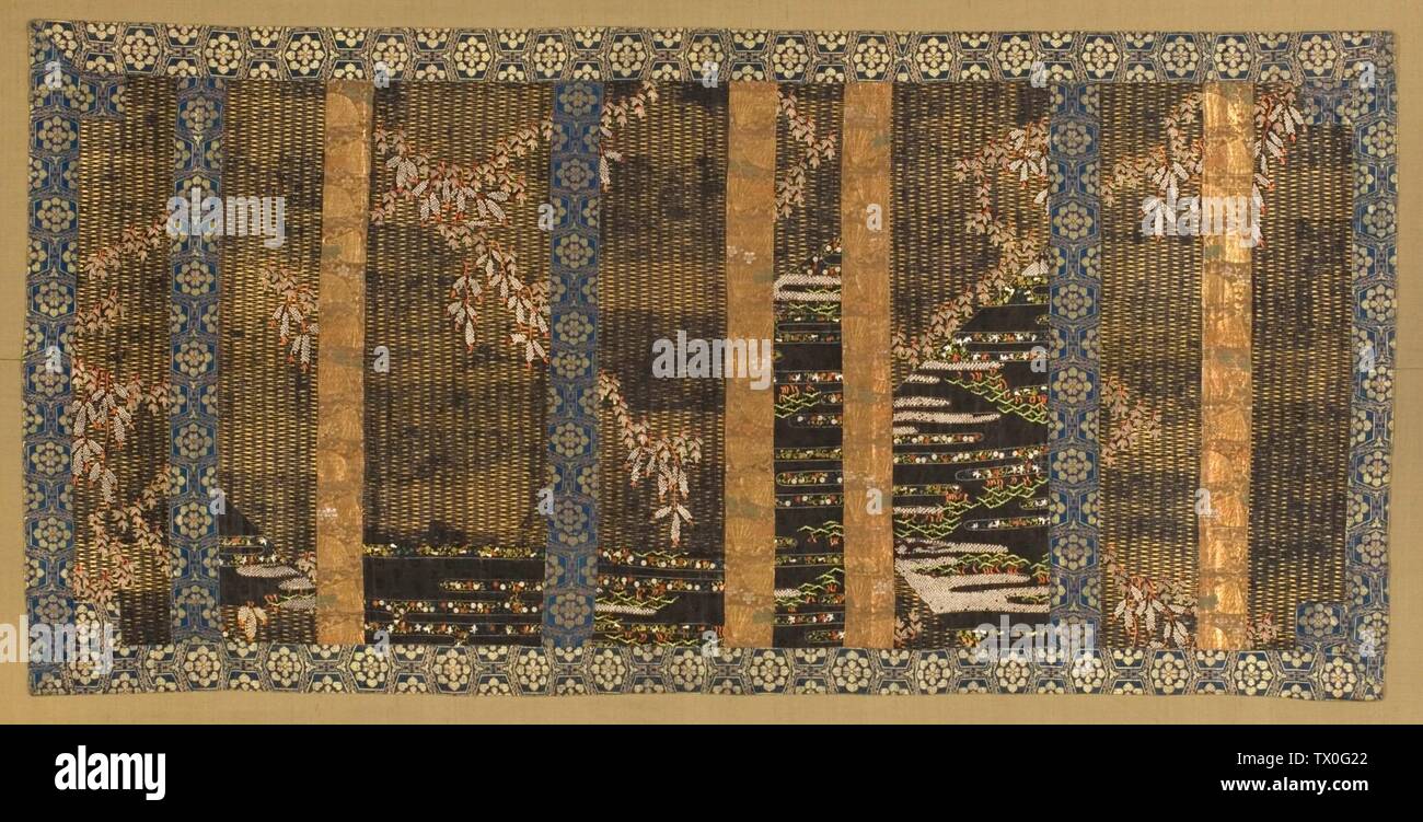 Buddhistischer Mantel Des Priesters (Kesa) (Bild 1 von 18); Japan, frühe Edo-Zeit, Kostümfärbungen aus dem 17. Jahrhundert (Kanako shibori), Seide- und Metallgarnenstickerei (Shisu) und Blattgold (surihaku) auf figuriertem Seidensatin (rinzu), brokadenierte Seide, Die Mit Geldmitteln von David G. Booth und Suzanne Deal Booth gekauft wurde, Und Camilla Chandler Frost durch das Sammlerkomitee 2006 (M.2006.46) Kostüm und Textilien; Datum aus dem 17. Jahrhundert QS:P571,+1650-00-00T00:00:00Z/7; Stockfoto