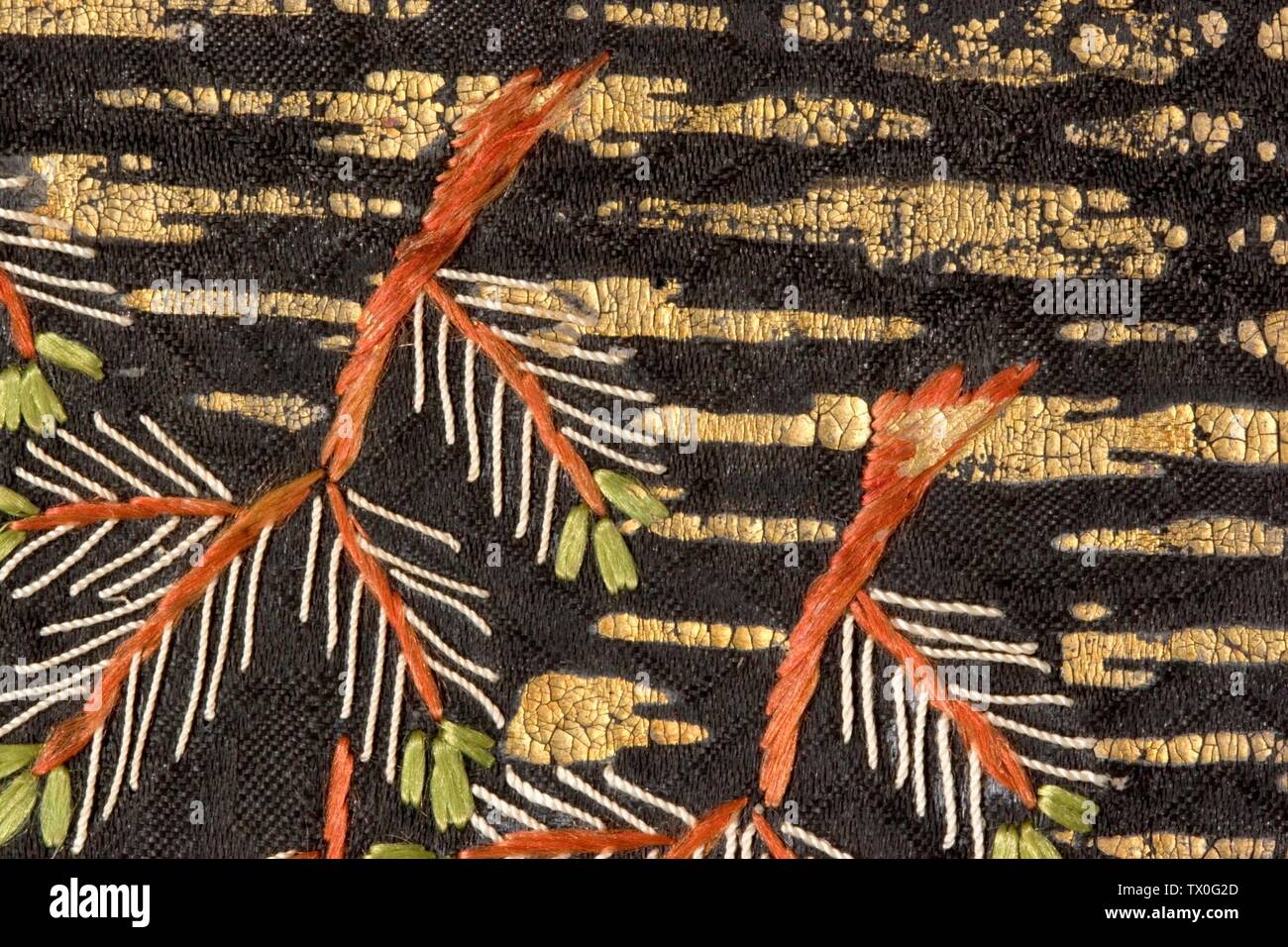 Buddhistischer Mantel Des Priesters (Kesa) (Bild 10 von 18); Japan, frühe Edo-Zeit, Kostümfärbungen aus dem 17. Jahrhundert (Kanako shibori), Seide- und Metallgarnenstickerei (Shisu) und Blattgold (surihaku) auf figuriertem Seidensatin (rinzu), brokadenierte Seide, Die Mit Geldmitteln von David G. Booth und Suzanne Deal Booth gekauft wurde, Und Camilla Chandler Frost durch das Sammlerkomitee 2006 (M.2006.46) Kostüm und Textilien; Datum aus dem 17. Jahrhundert QS:P571,+1650-00-00T00:00:00Z/7; Stockfoto