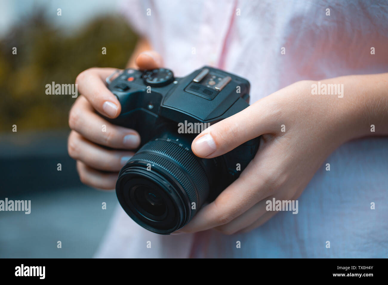 Fotograf Hände halten eine Digitalkamera, Fokussierung und Fotos, Makro Nahaufnahme Stockfoto