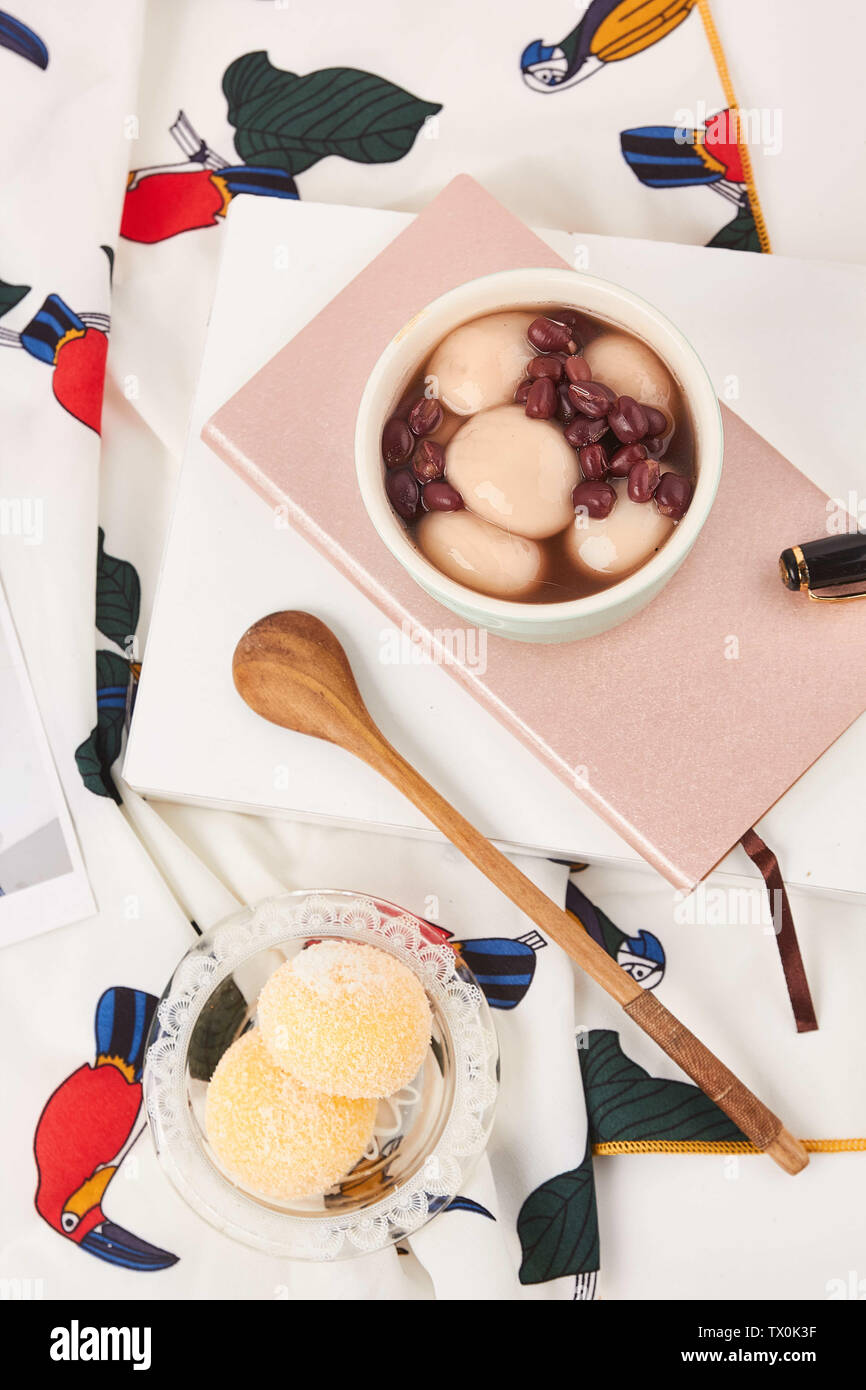 Die Knödel auf den Tisch. Stockfoto