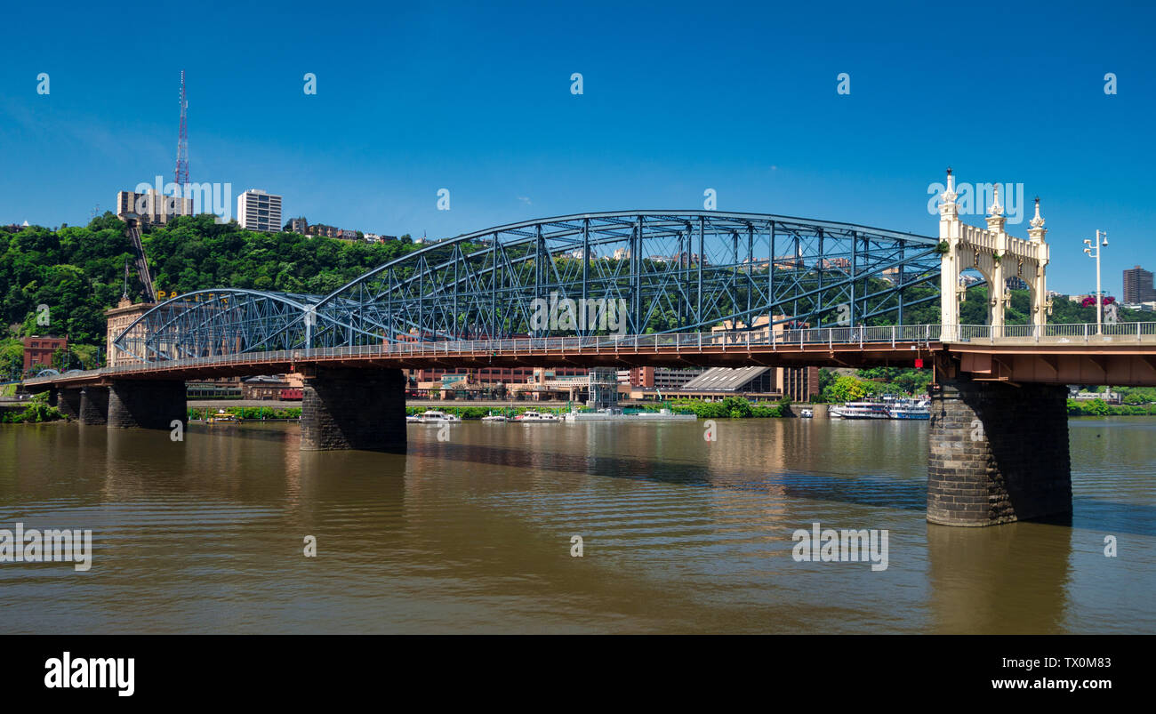 Die Smithfield Street Bridge überquert den Monongahela Fluss in der Stadt Pittsburgh, Pennsylvania. Stockfoto