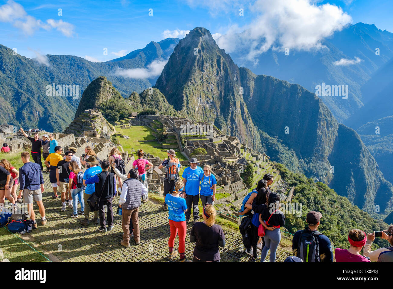 Machu Picchu, overtourism, Massentourismus. Großen Andrang der Touristen in Machu Picchu Ruinen im Heiligen Tal der Inkas, der Machu Picchu in Peru. Stockfoto
