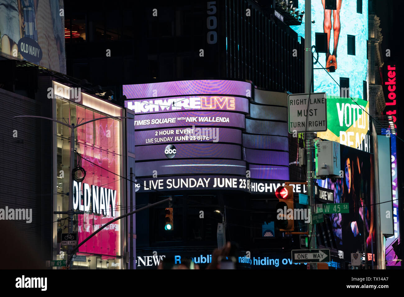 New York, NY - 23. Juni 2019: Atmosphäre währenddes highwire Wallendas Spaziergang über den Times Square während der Highwire Live auf ABC am Times Square Stockfoto