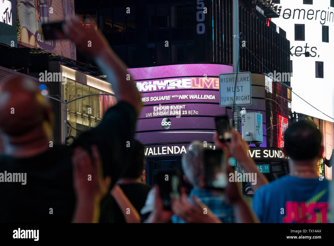 New York, NY - 23. Juni 2019: Atmosphäre währenddes highwire Wallendas Spaziergang über den Times Square während der Highwire Live auf ABC am Times Square Stockfoto