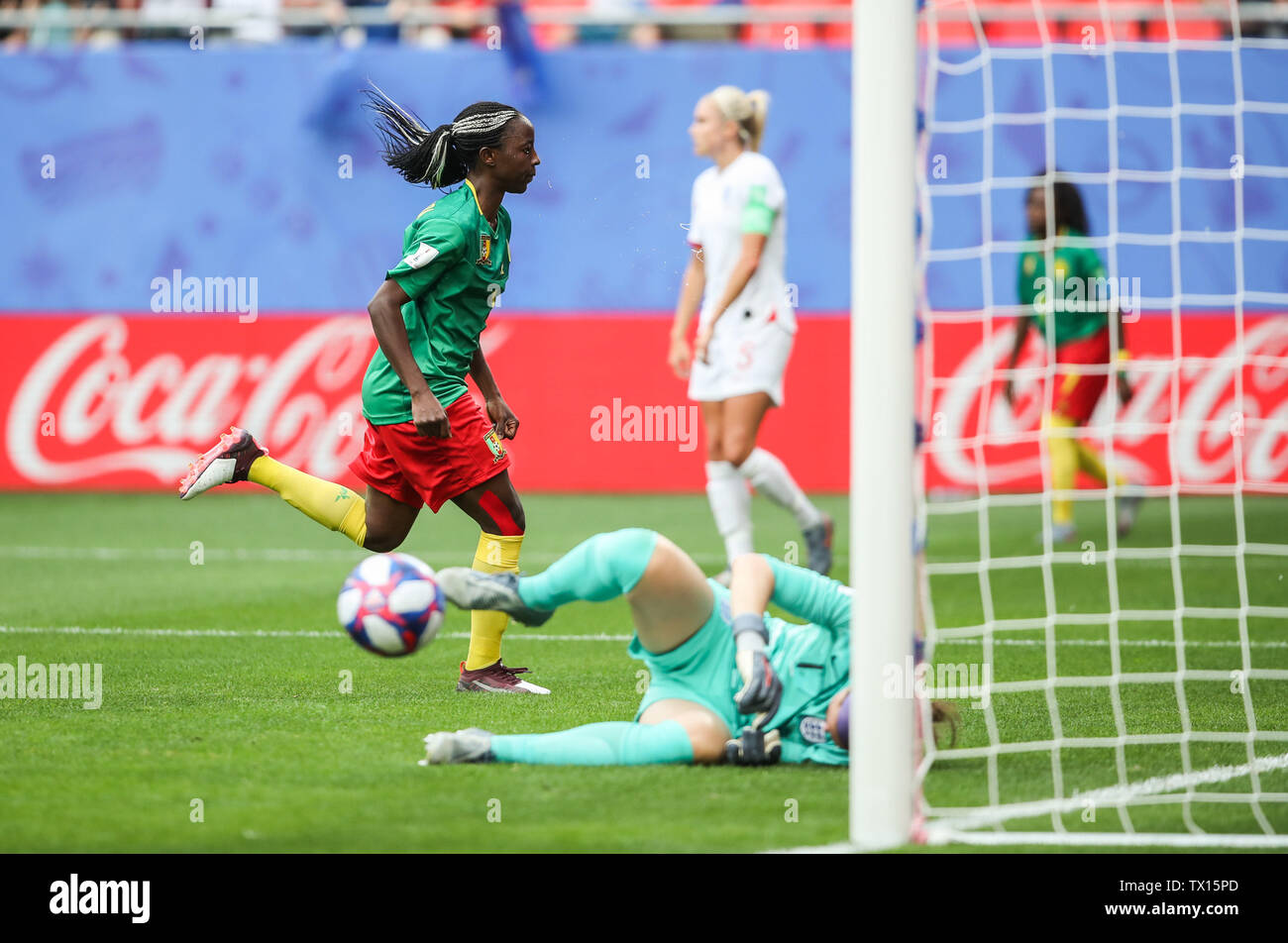 Valenciennes, Frankreich. 23. Juni 2019. Nchout Ajara (1 L) von Kamerun feiert ihr später storniert zählen während einer Runde 16 Match zwischen England und Kamerun an der 2019 FIFA Frauenfussball Weltmeisterschaft in Valenciennes, Frankreich, 23. Juni 2019. England gewann 3-0. Credit: Shan Yuqi/Xinhua/Alamy leben Nachrichten Stockfoto