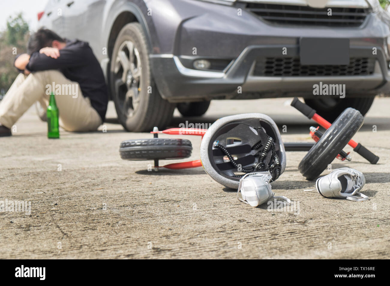 Erschrocken und hoffnungslos betrunkene Fahrer und einer Flasche Bier