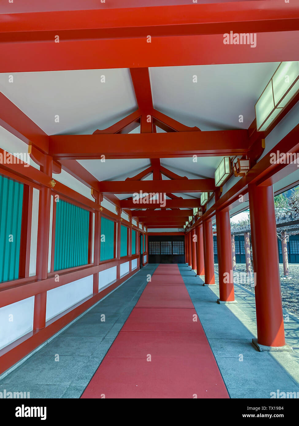 Traditionelle Japanische Architektur an ein Shinto Schrein. Vermillion farbigen Säulen line einen schattigen Korridor an der alten Hie-Jinja Schrein, Tokio Stockfoto