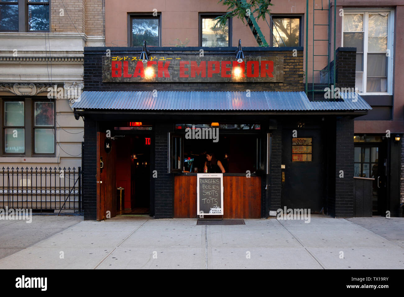 Black Emperor Bar, 197 Second Ave, New York, NY. aussen Storefront einer Bar im Stadtteil East Village in Manhattan. Stockfoto