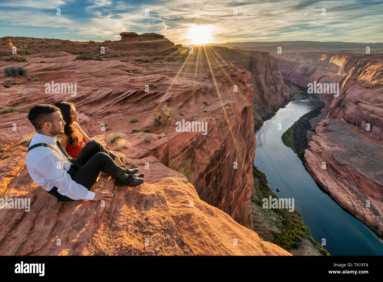 Paar beobachten Sonnenuntergang Stockfoto