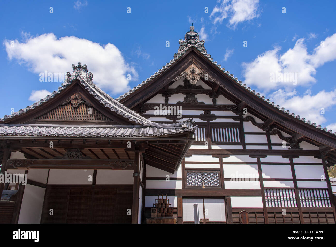 Die Traditionelle Japanische Architektur Kyoto Japan Holzhaus Mit Wolke Und Blauer Himmel Hintergrund Stockfotografie Alamy