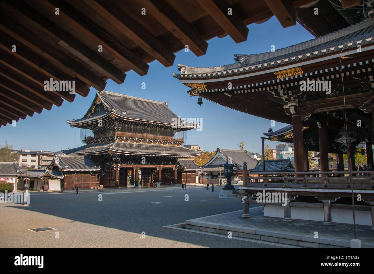 Higashi Honganji Tempel, Kyoto, Japan. Blick auf den Innenhof um das Gate des Gründers (Goei - Mon) Stockfoto