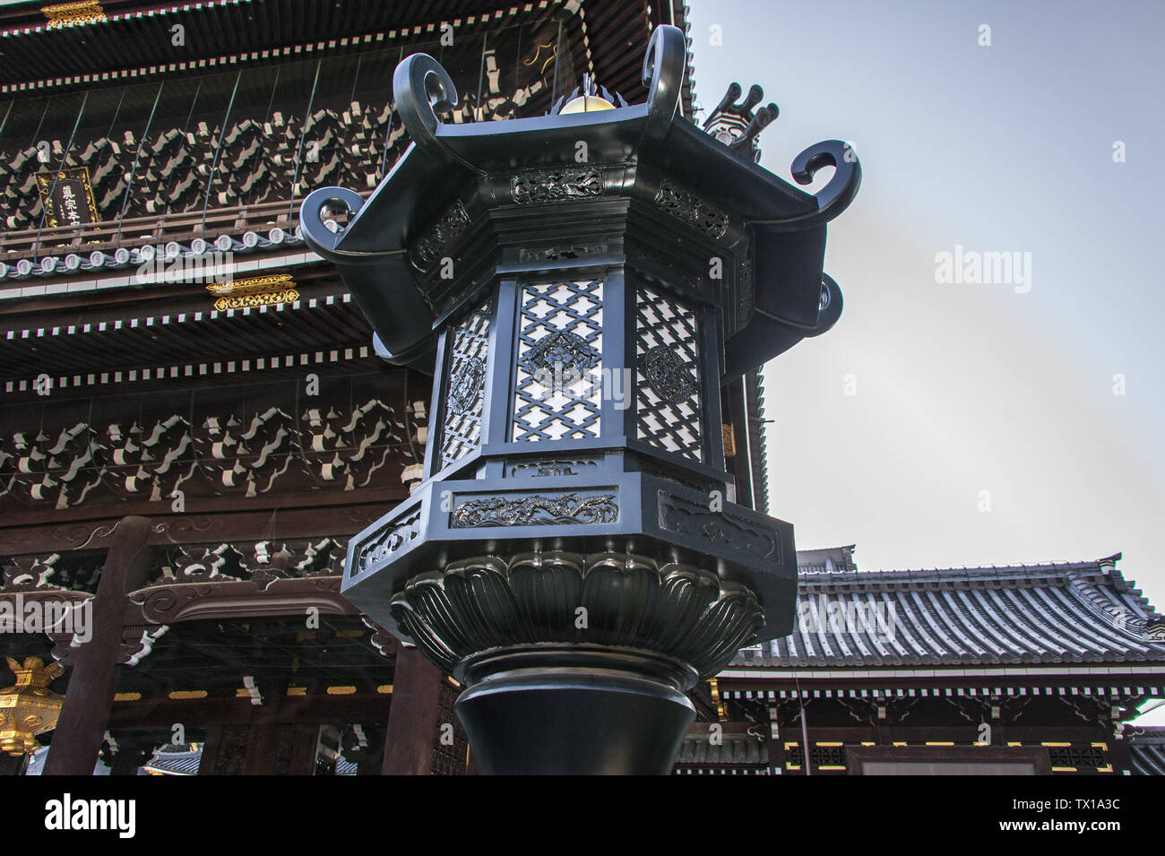 Bronze Laternen (Tourou) und Haupttor an der Shinshu Hotani-ha oder Hongan-ji-Tempel in Kyoto, Japan. Stockfoto