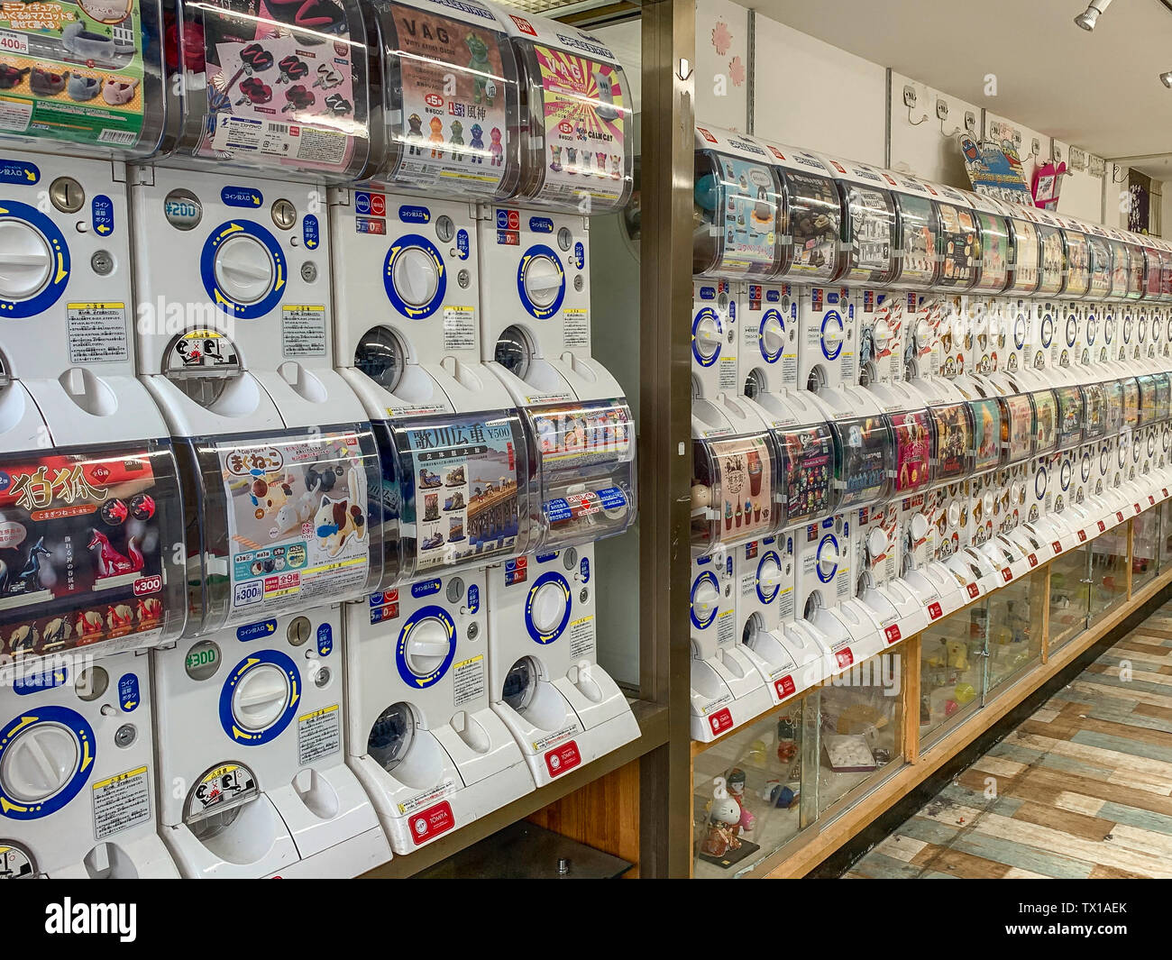 Eine Reihe von Gachapon oder "Toy-in-a-Kapsel' Automaten, beliebt bei Kids und Teens in Japan. Stockfoto