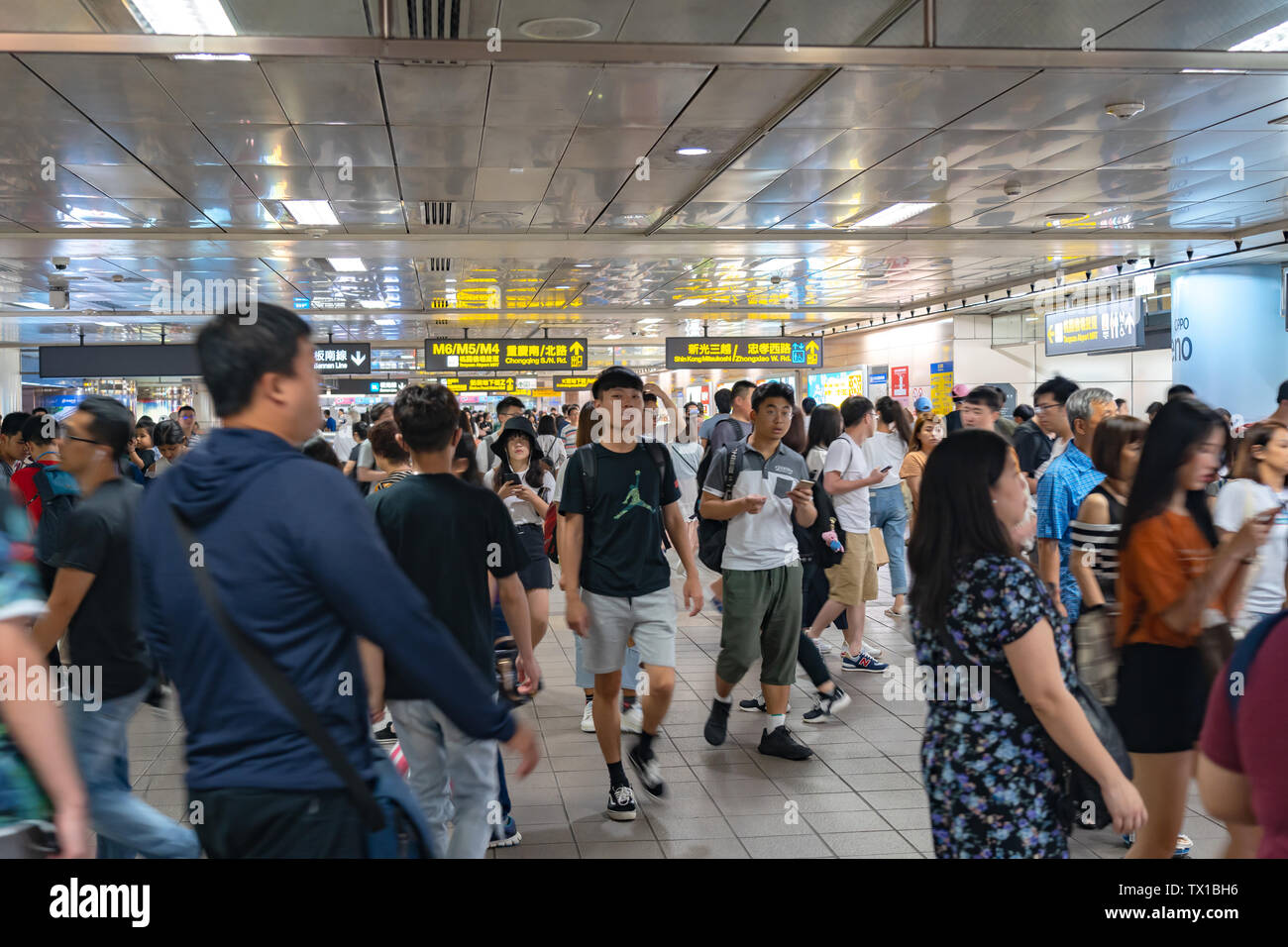 Taipei metro station Halle und Plattform. U-Bahn Passagiere Spaziergang durch die riesigen unterirdischen Netzwerk der Taipei Stockfoto