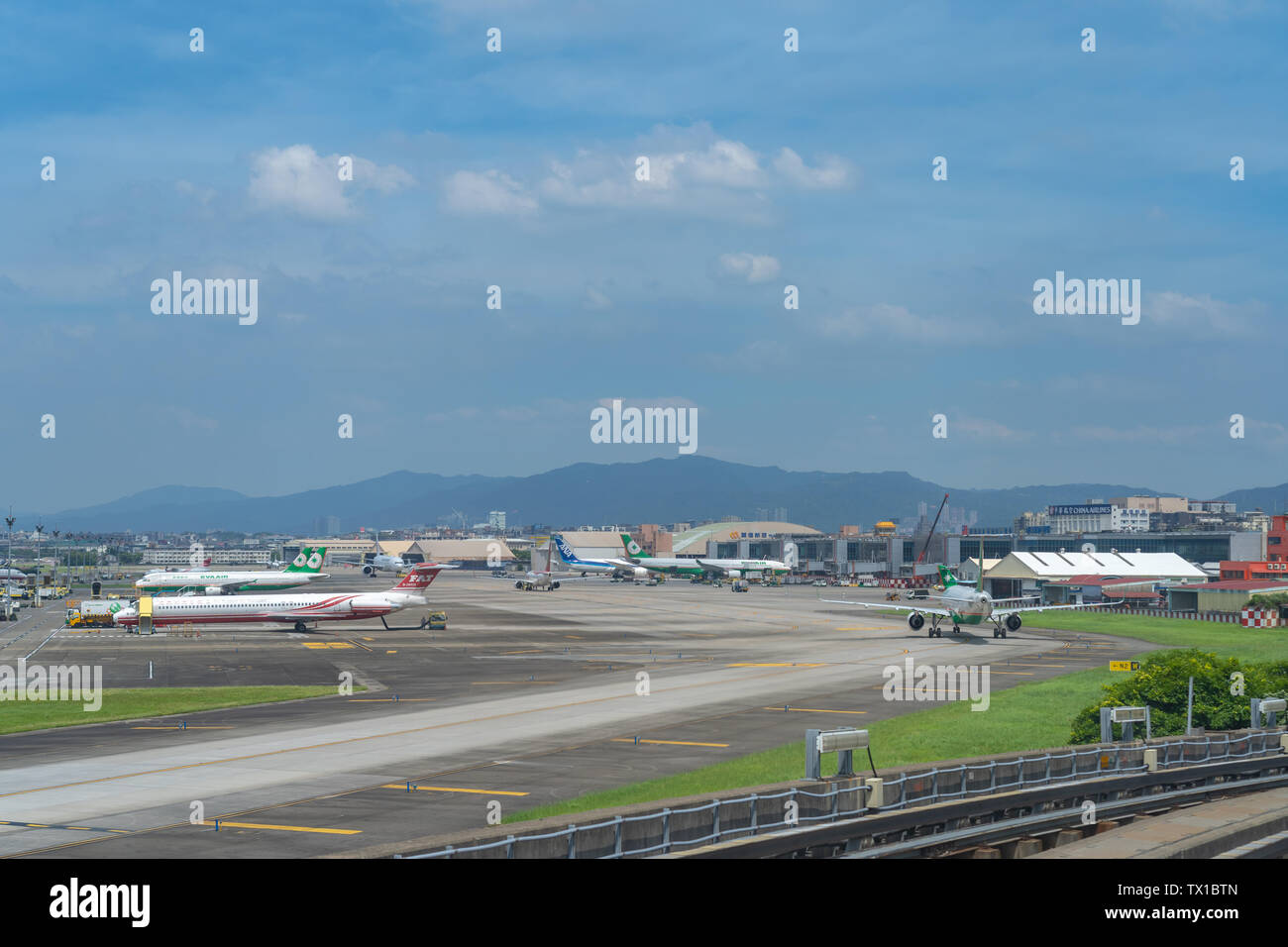 Taipei Songshan Airport. Blick von der MRT Wenhu Linie Fahrgastraum Stockfoto