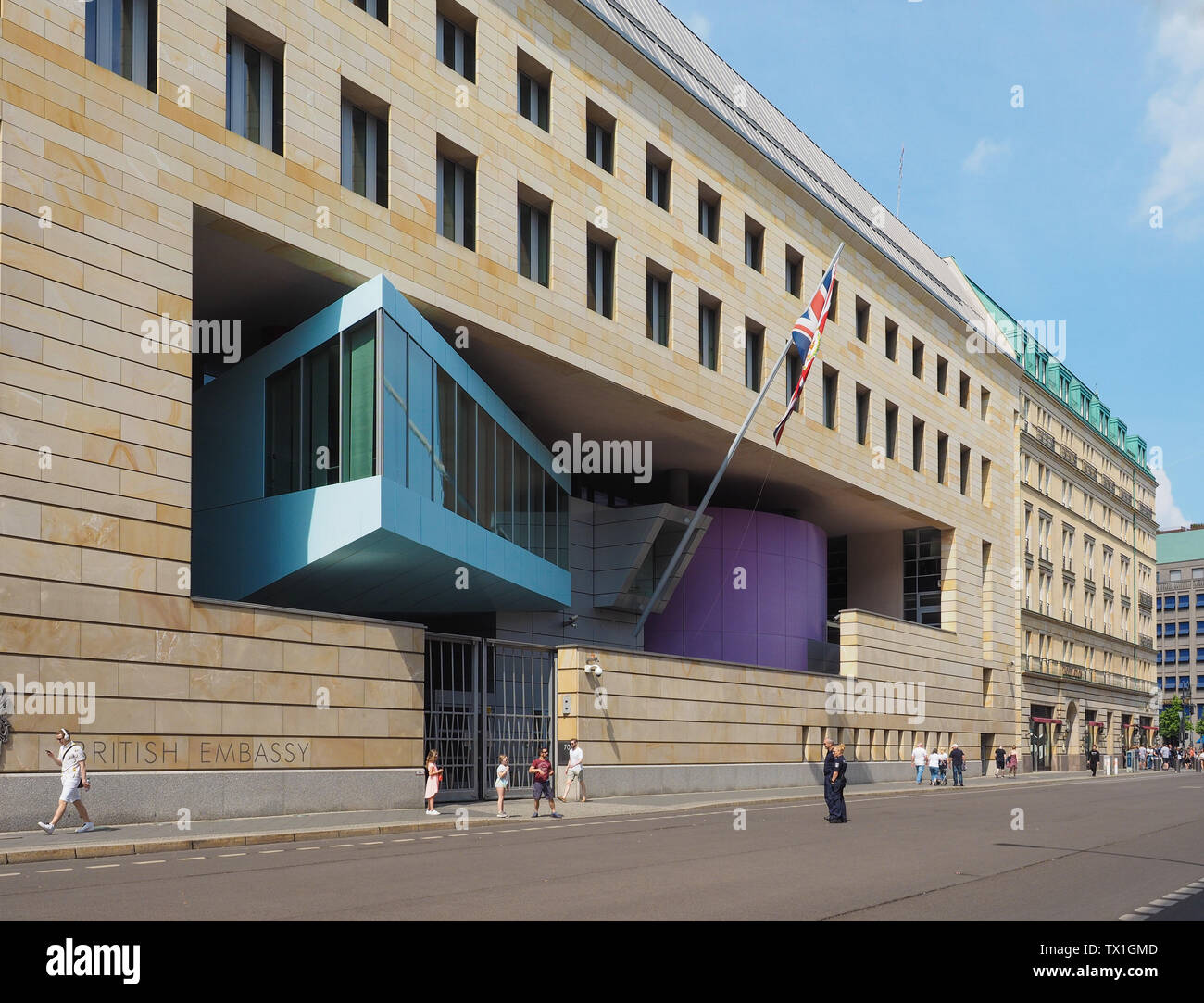 BERLIN, DEUTSCHLAND - ca. Juni 2019: Britische Botschaft vom englischen Architekten Michael Wilford CBE konzipiert Stockfoto